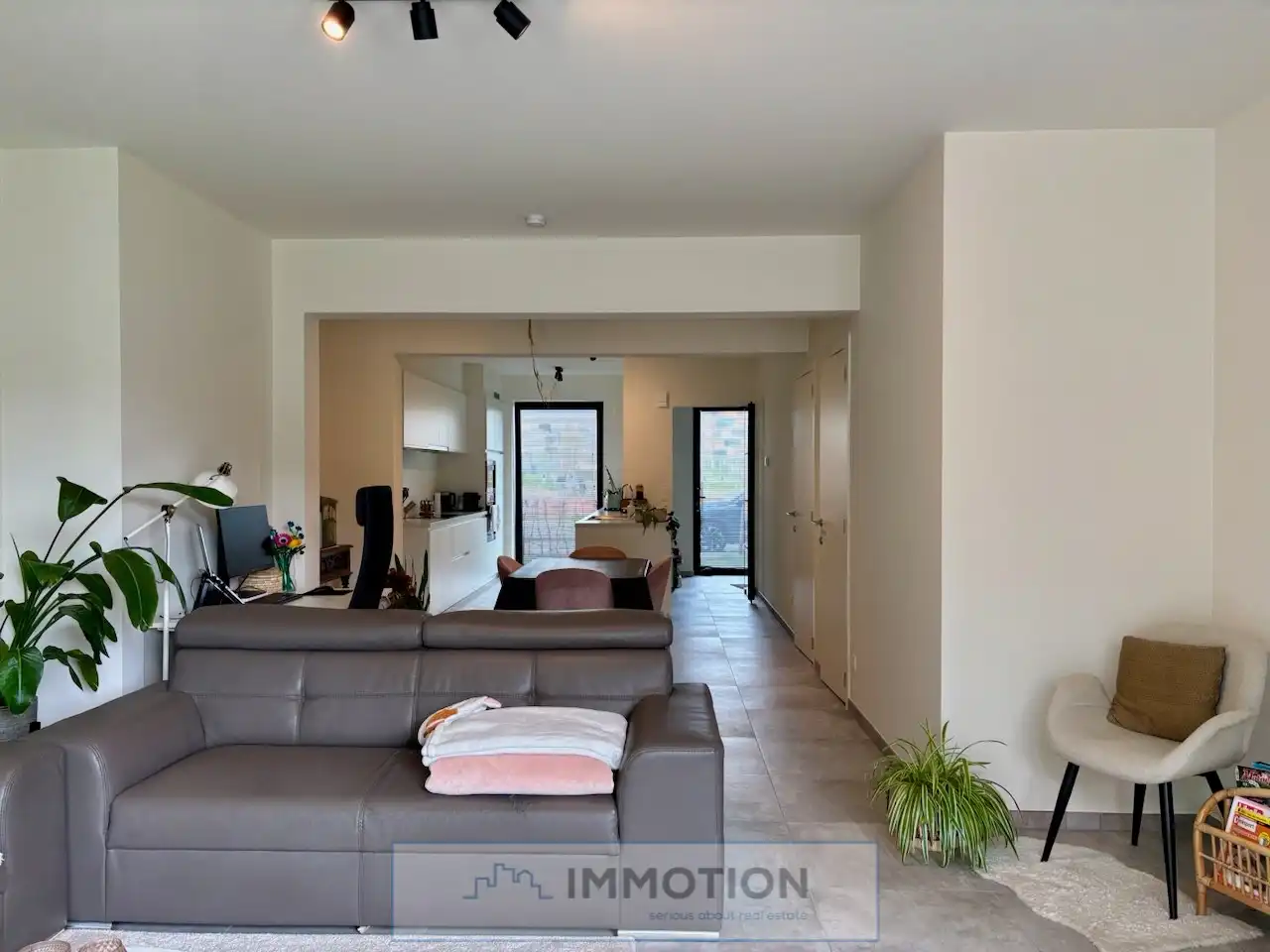 Recente woning met 3 slaapkamers en parking te huur in centrum Kortrijk foto 7