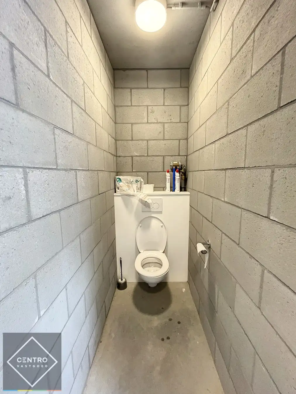 Perfect instapklare OPSLAGRUIMTE ( 261m²) op industriezone "Herdersbrug" te Brugge. Vlakbij haven van Zeebrugge! foto 7