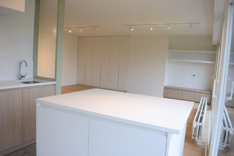 Trendy gerenoveerd app met 2 slaapkamers en garage box. foto 5