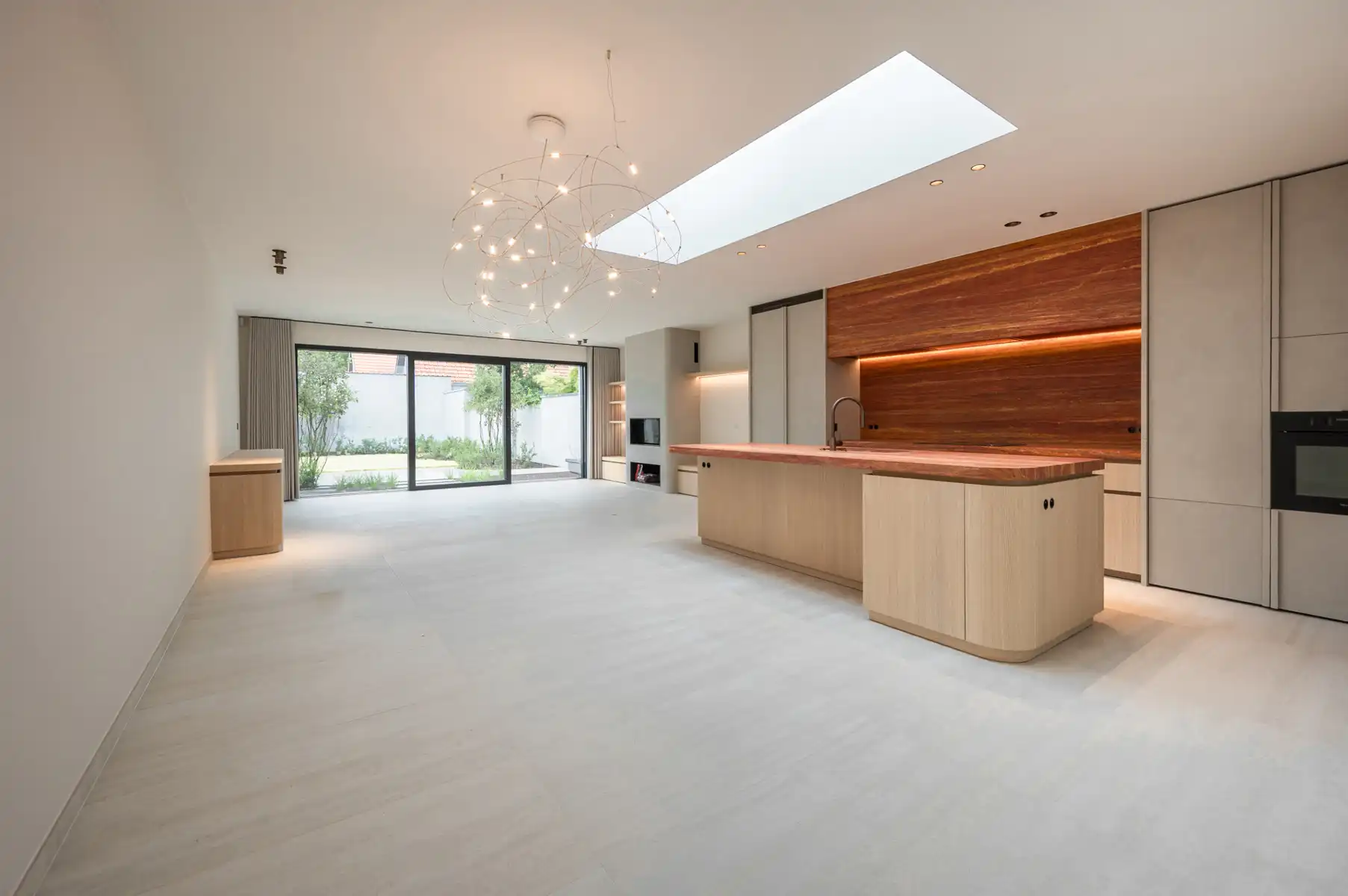 Schitterend afgewerkte nieuwbouwwoning, zeer centraal gelegen, op enkele passen van de groentemarkt foto {{pictureIndex}}