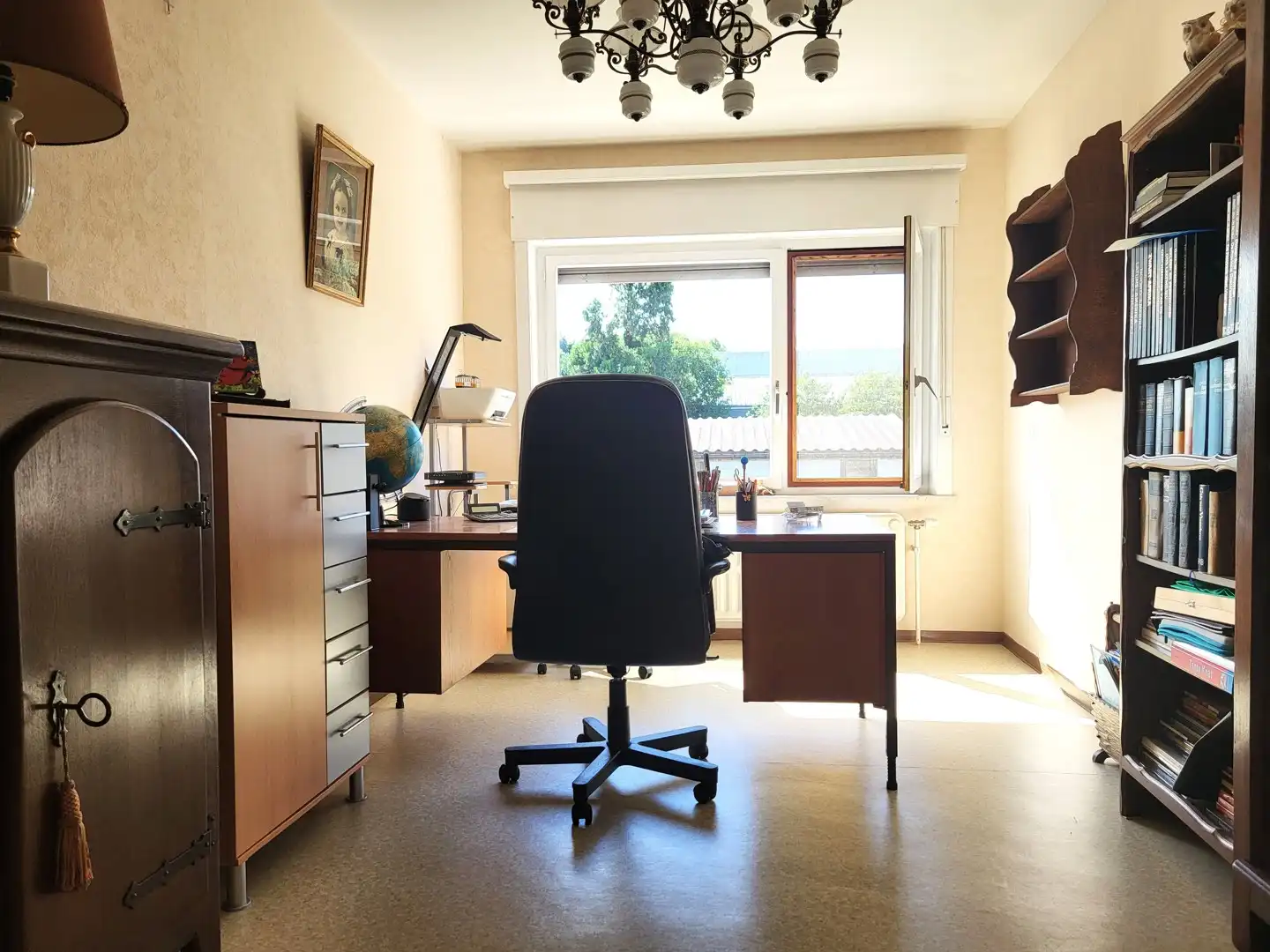 Deze ruime halfopen bebouwing met een bewoonbare oppervlakte van 134 m² is rustig gelegen aan de stadsrand. foto 21