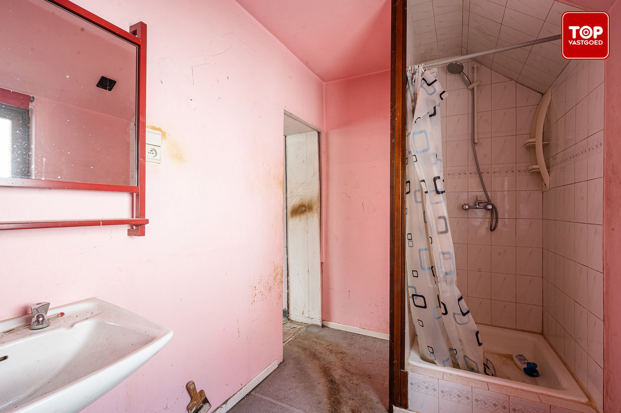 Totaal te renoveren woning op gunstige locatie. foto 11