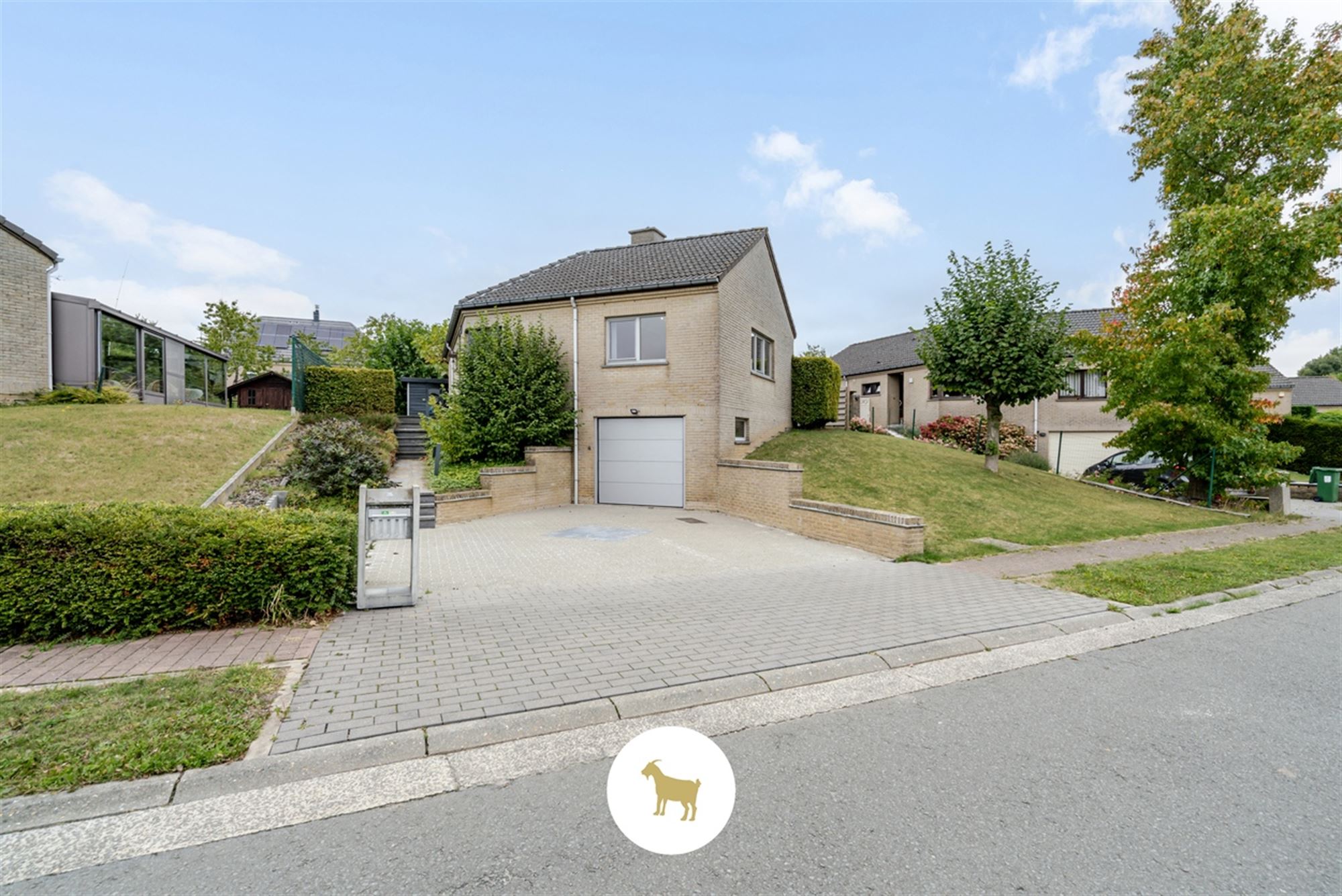 Instapklare OPEN BEBOUWING met 3 SLAAPKAMERS en GARAGE op een rustig gelegen PERCEEL GROND van 655m² foto {{pictureIndex}}