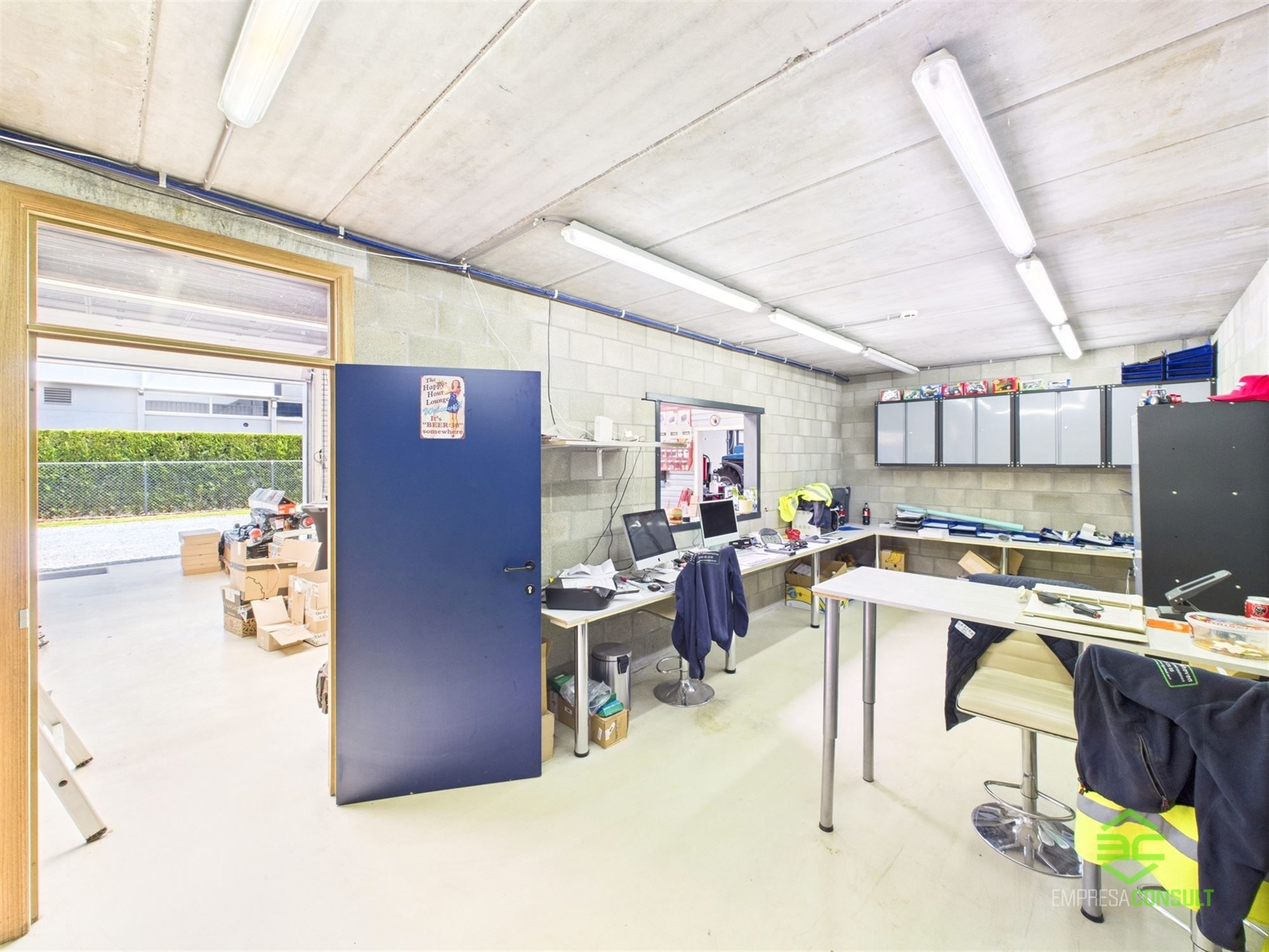 Instapklare werkplaats van 355m² met toonzaal en conciërgewoning! foto 11