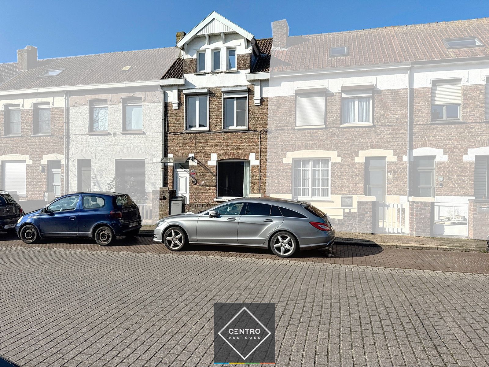 Instapklare woning met 2 à 3 slpks, garage én ZUIDger. terras! foto {{pictureIndex}}