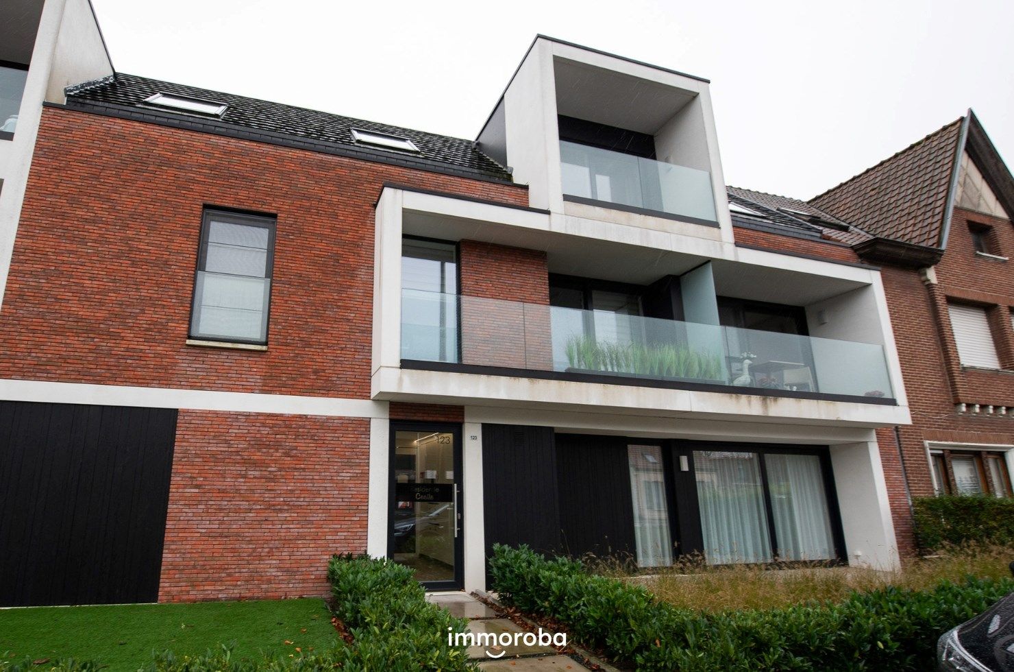 Modern GELIJKVLOERS appartement te Zulte ( Olsene) foto {{pictureIndex}}