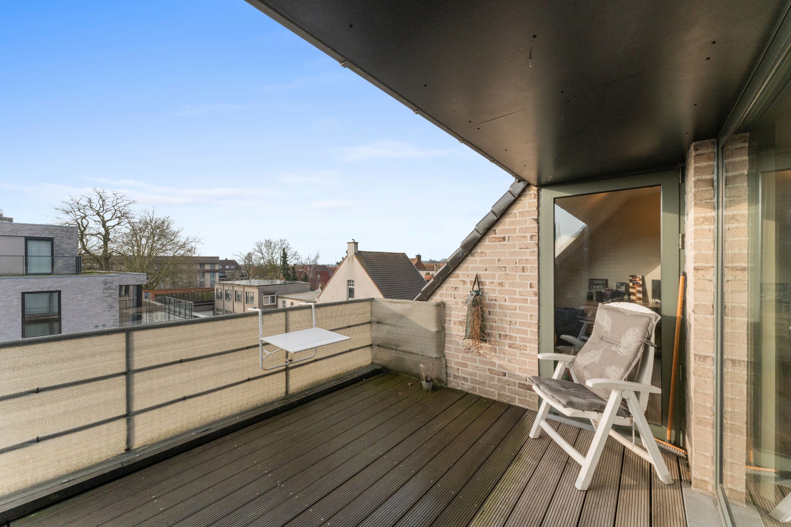 Gezellig & ruim appartement op de derde verdieping met: 2 slaapkamers, leuk terras, zolder en garagebox foto 13