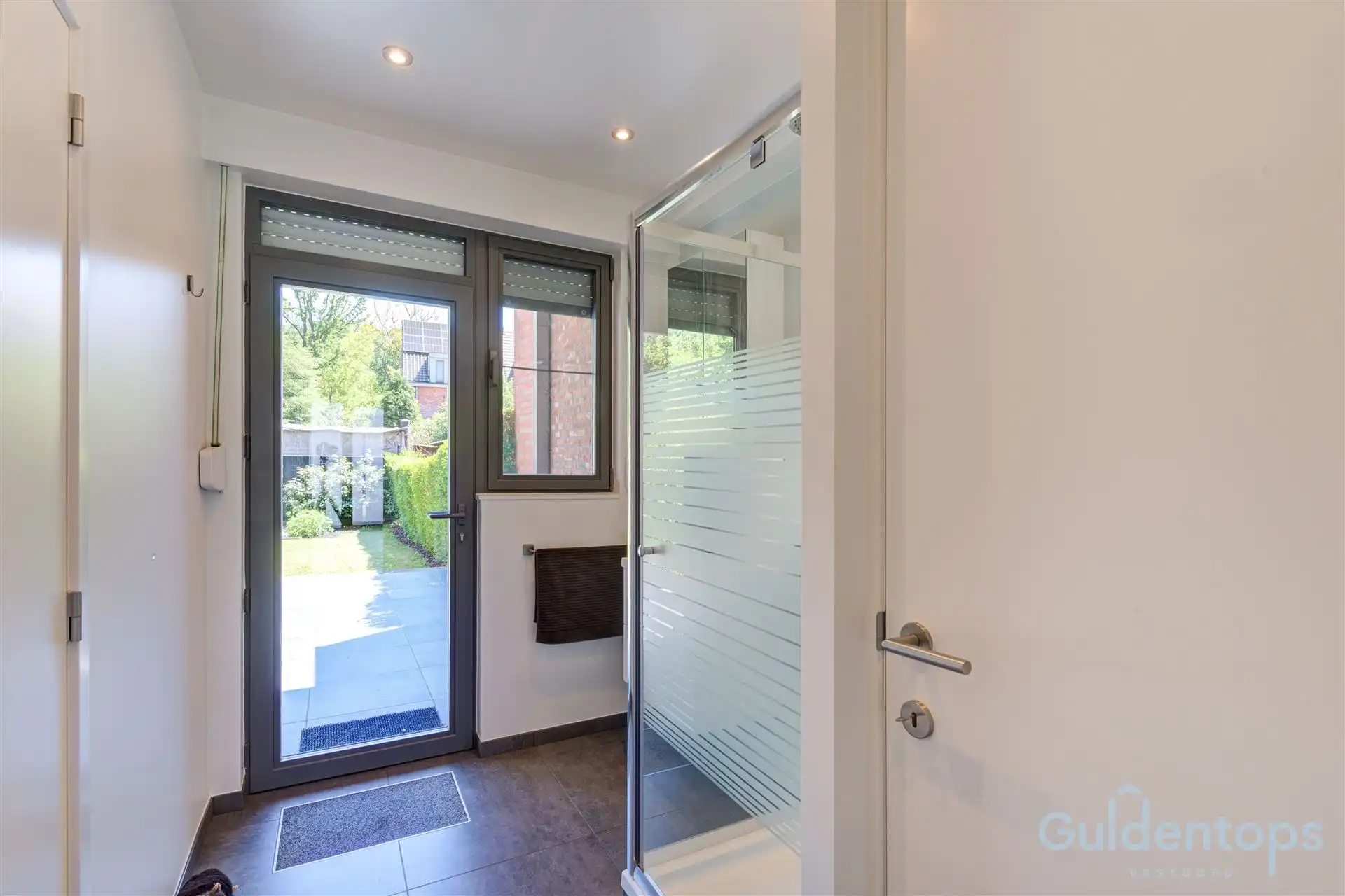 Knappe woning op topligging naast park foto 24
