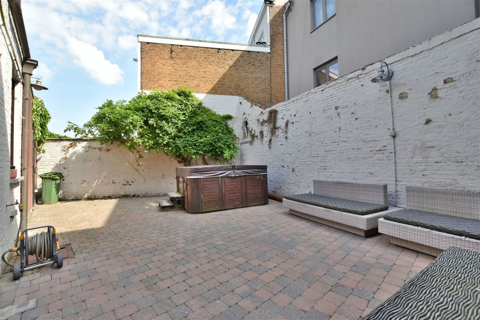 Karaktervolle, ruime woning met 6 slaapkamers, binnenkoer met jacuzzi en topligging! foto 11