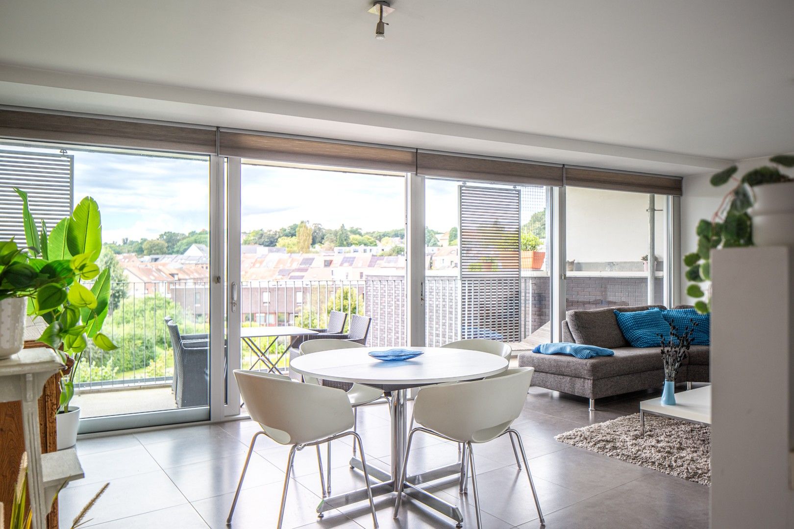 Bemeubeld 2-slaapkamer appartement met groot terras foto 5