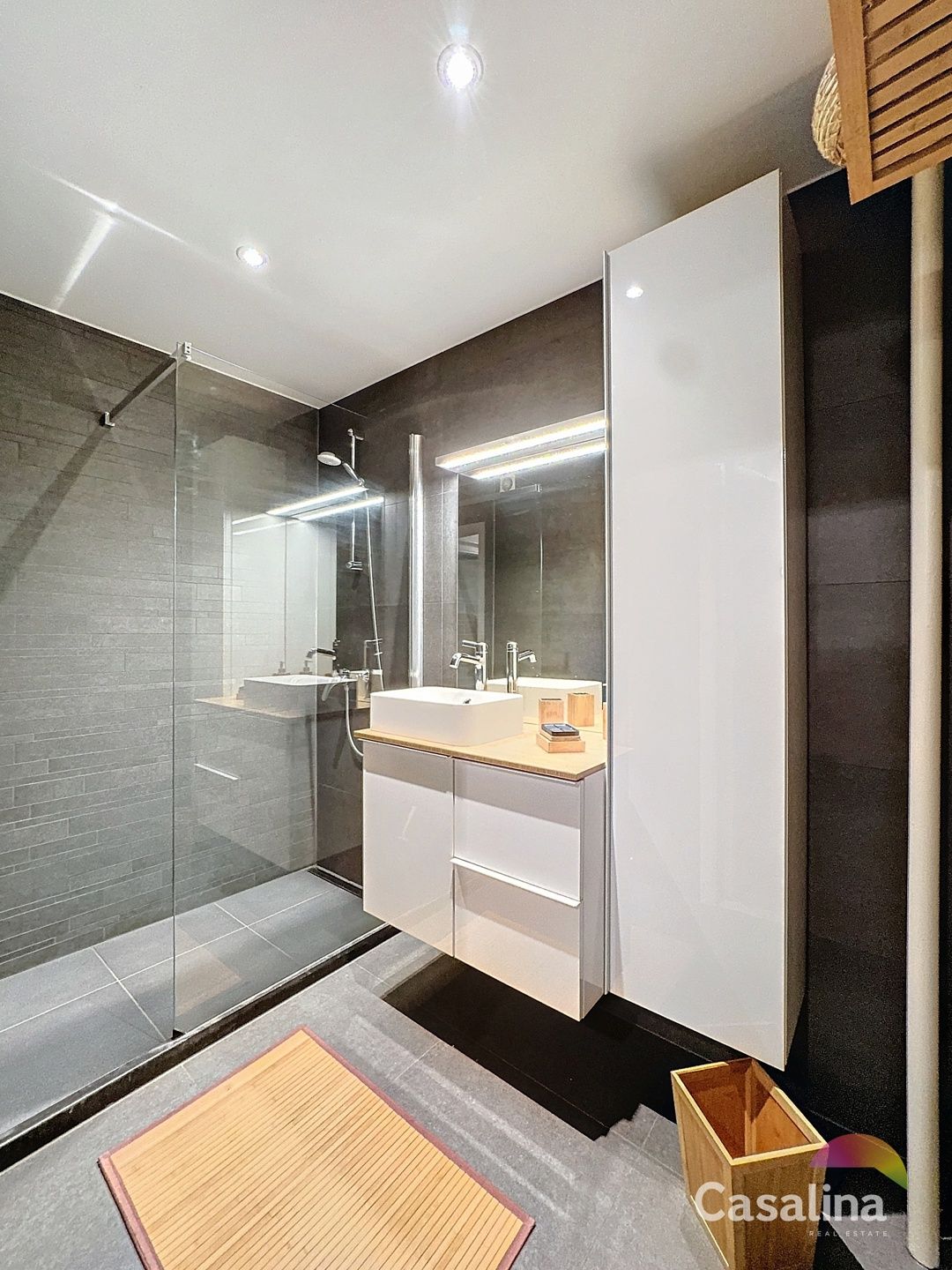 Twee-slpk appartement in uitstekende staat foto 14