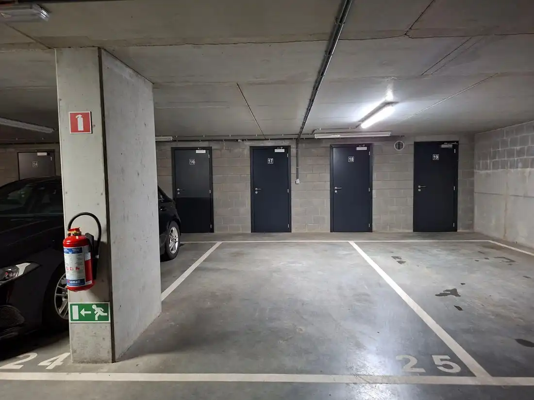 Modern en stijlvol gelijkvloers appartement net buiten Genk centrum foto 19