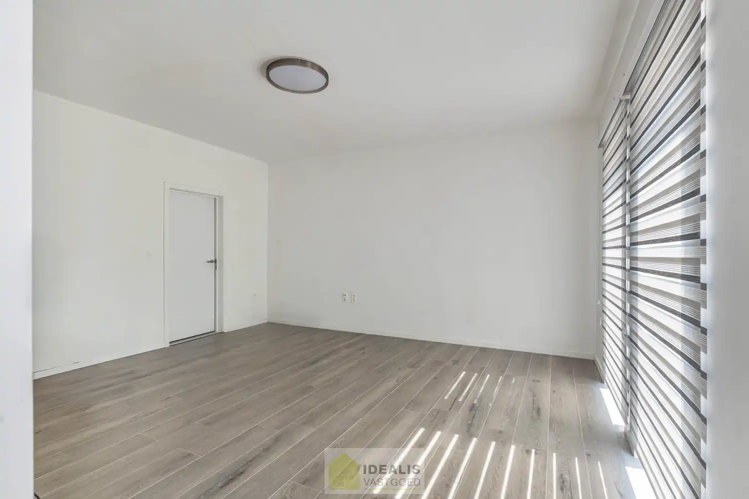 IDEALIS VASTGOED – AANGENAME INSTAPKLARE ÉÉNGEZINSWONING NABIJ HET CENTRUM VAN HEPPEN (LEOPOLDSBURG)! De woning omvat 141m² netto bewoonbare oppervlakte met een fijne leefruimte, 3 slaapkamers, eetkamer, dressing en badkamer!! Zeer geschikt voor kandidaten op zoek naar een instapklare woning met een vlotte bereikbaarheid van woonkernen als Heppen, Leopoldsburg, Beringen en Ham, tevens een vlotte verbinding naar autosnelweg E314! foto 10