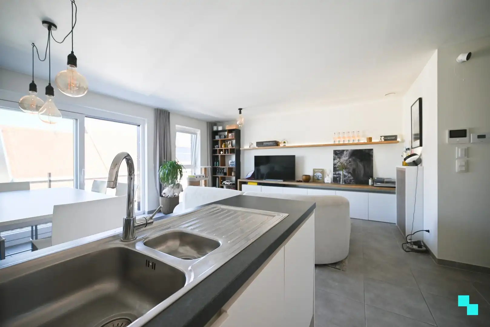 Instapklaar appartement met divers maatmeubilair te Izegem (Emelgem) foto 12
