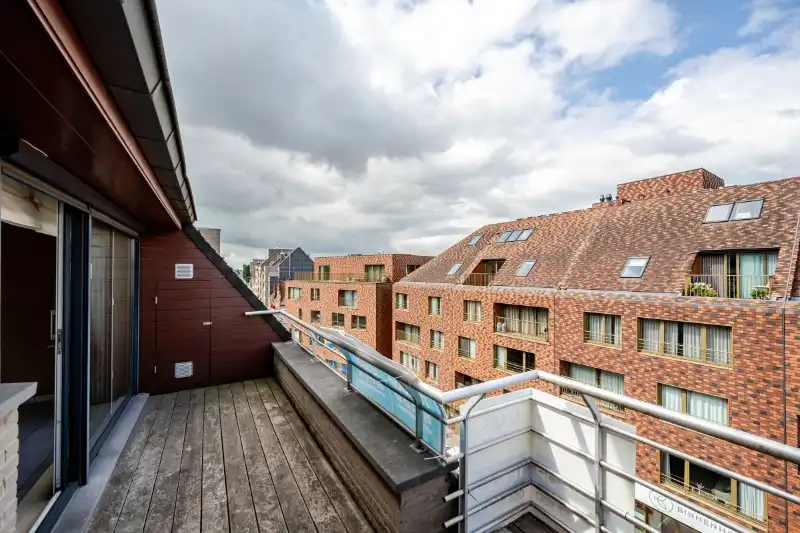 Roeselare-centrum. Lichtrijk 2-slaapkamerappartement in hartje Roeselare met vooraan en achteraan prachtige terrassen. Overal dichtbij en op 4 hoog gelegen ! foto 13