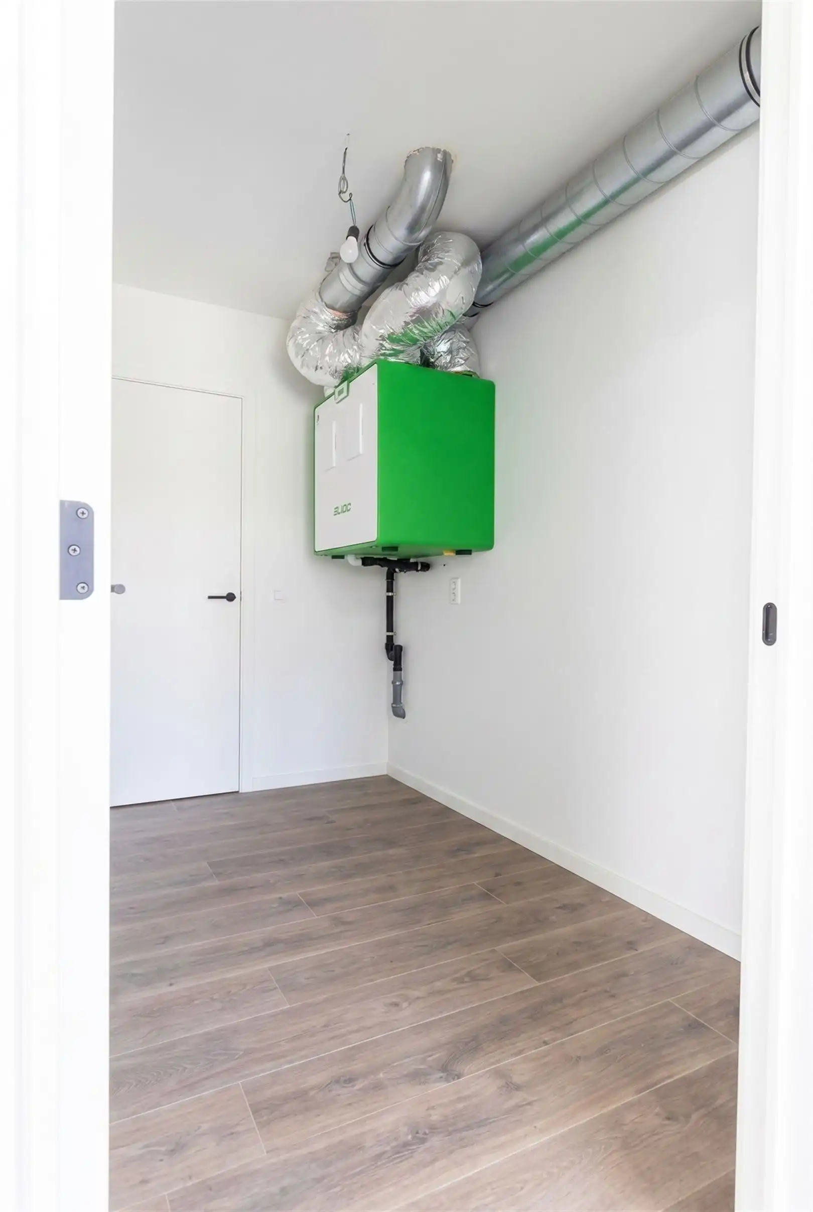 Volledig afgewerkte nieuwbouwwoning MOGELIJKS 6% BTW !! foto 9