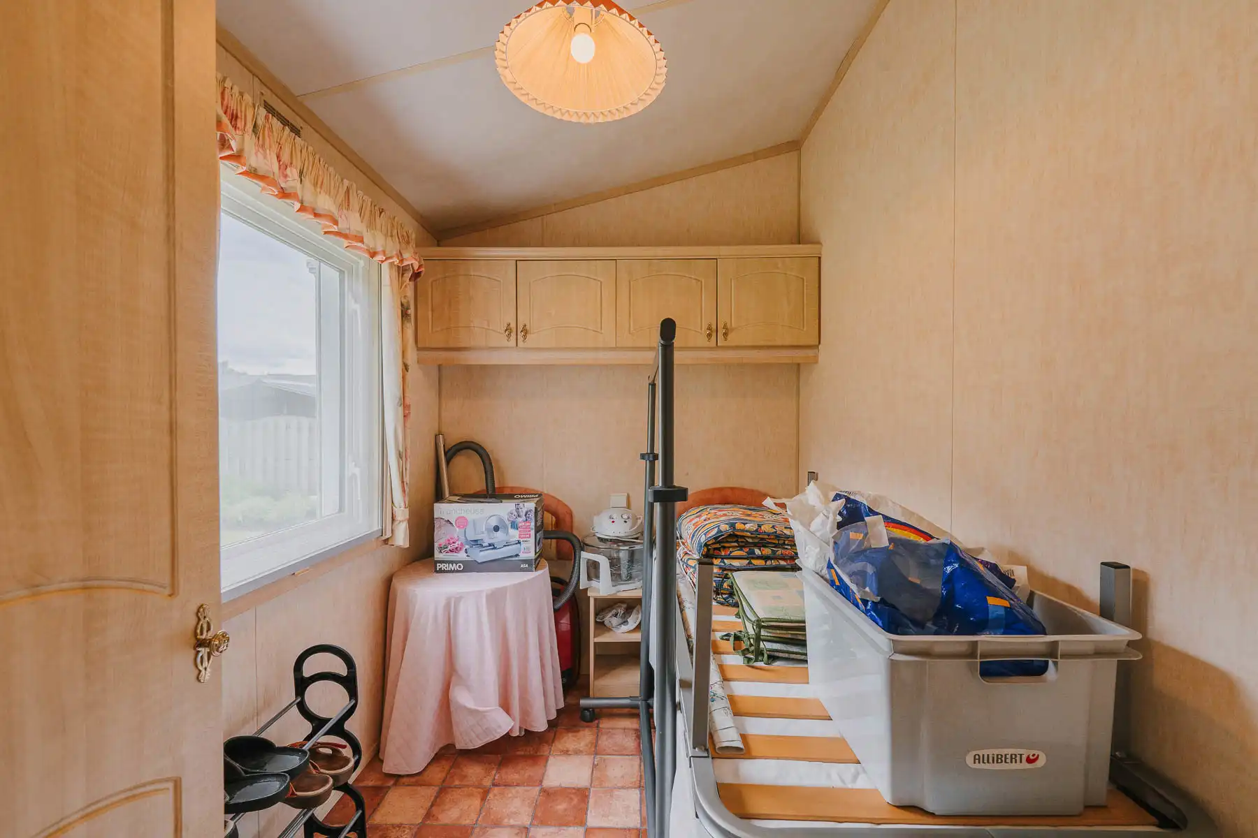 Prachtige agrarische tuin met caravan foto 21