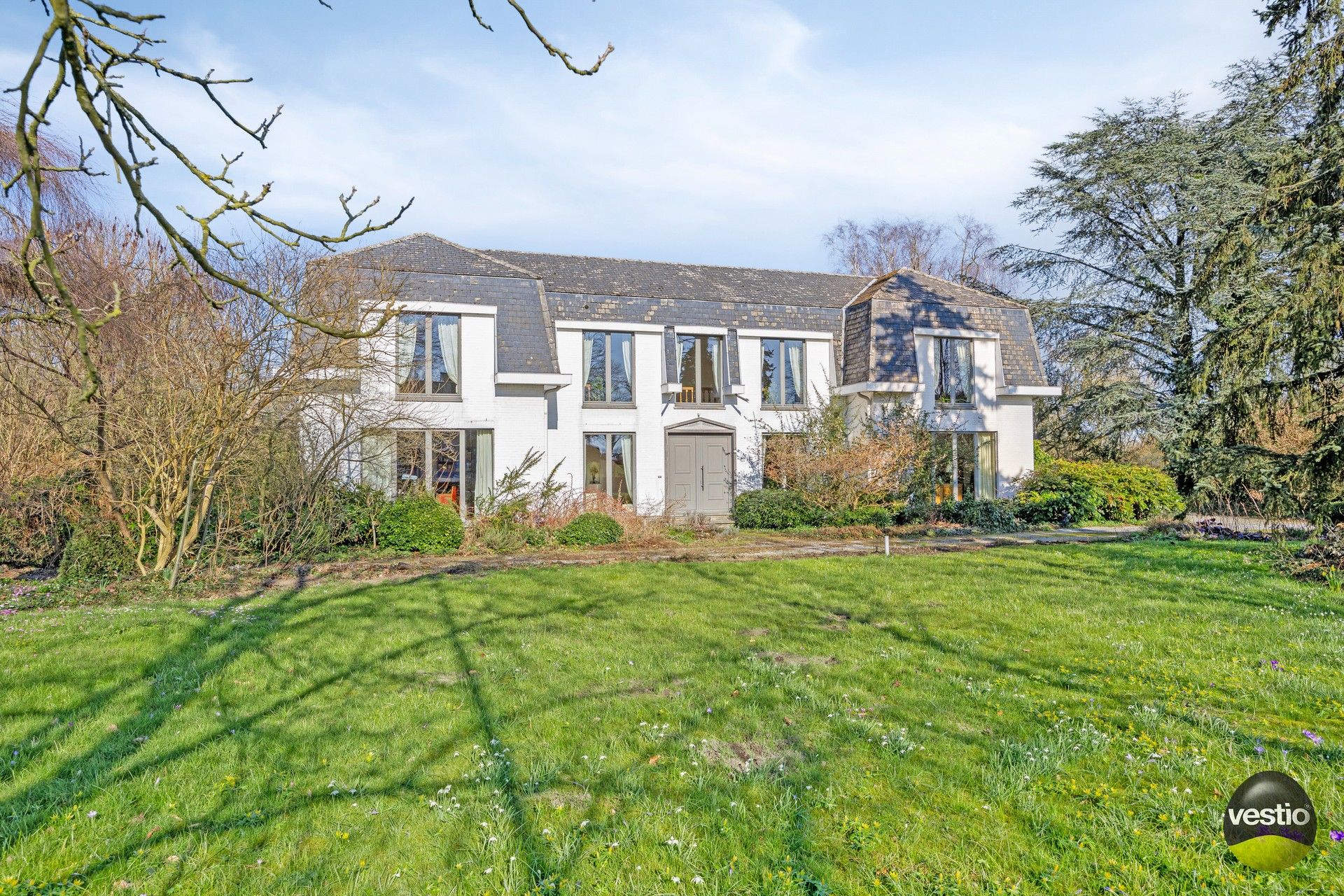 EXCLUSIEVE VILLA MET WEILANDEN OP 3,4 HA foto {{pictureIndex}}