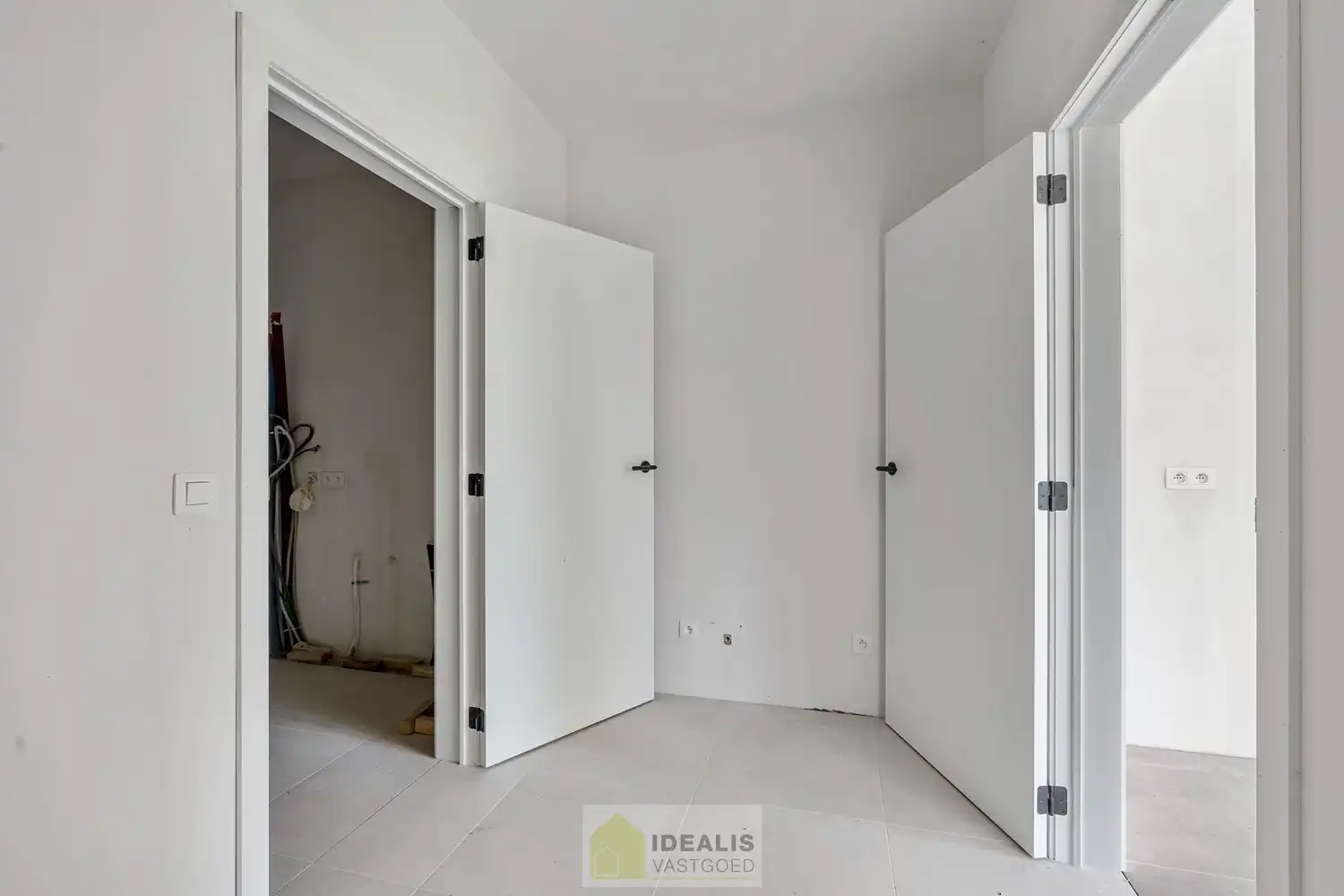 PRACHTIGE NIEUWBOUWWONING (GRONDAANDEEL €116.000,00 + 12% REGISTRATIERECHTEN EN CONSTRUCTIE € 277.000,00 + 21% BTW) MET EEN HEERLIJK LICHTRIJKE WOONKAMER MET OPEN KEUKEN MET AANSLUITEND BERGPLAATS, BUREEL, INPANDIGE GARAGE, 3 SLAAPKAMERS, EEN RUIME BADKAMER VOORZIEN VAN ALLE COMFORT! EEN HEERLIJK RUIM HUIS MET INPANDIGE GARAGE, EEN LEUKE TUIN, OP EEN GEGEERDE LOCATIE NABIJ HET CENTRUM VAN REPPEL! foto 15