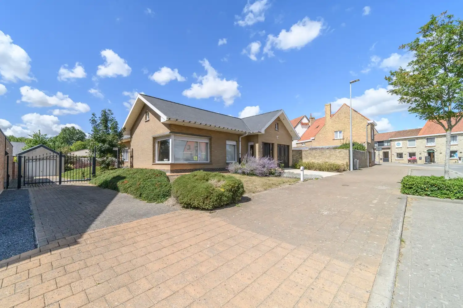 BEVEREN AAN DE IJZER: Zeer degelijke villa-bungalow met alle leefruimtes op het gelijkvloers, ruime garage en tuin op 772m² totale grondopp. foto 23