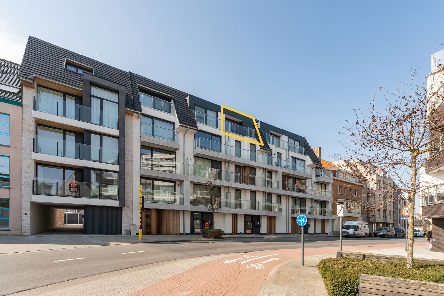 Recent appartement met autostaanplaats en berging foto 28