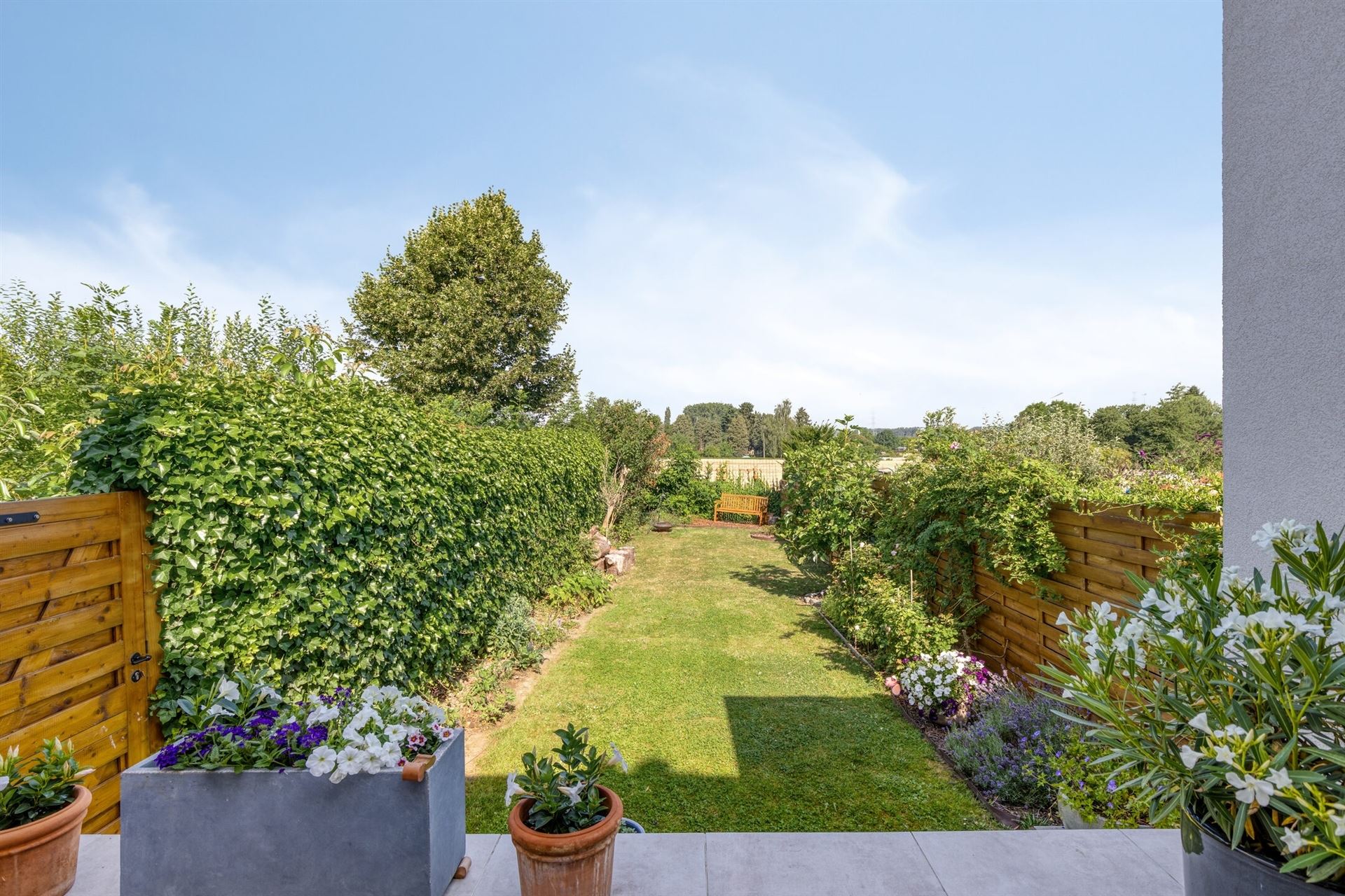 Gerenoveerde 3-gevelwoning (4 slpks.) met terras, tuin & garage foto 3