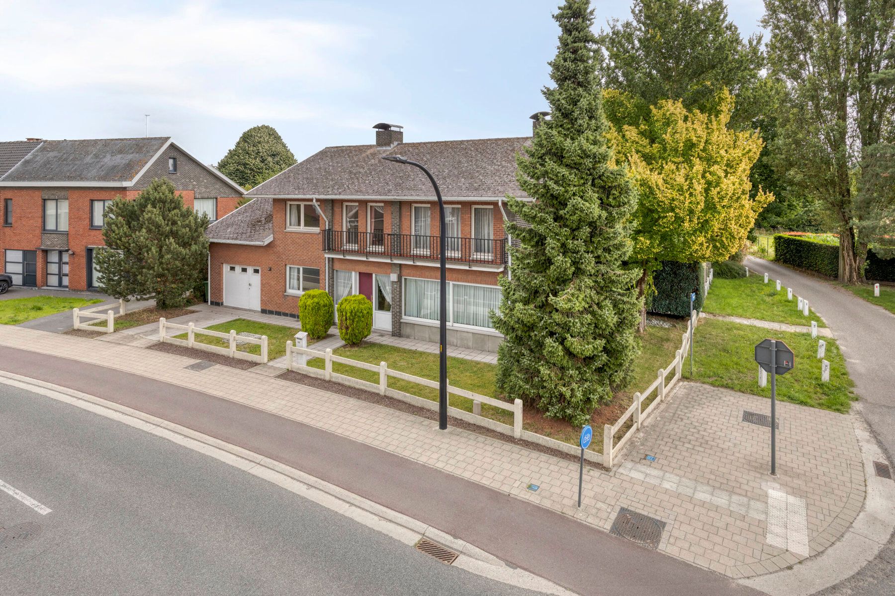 Ruime open bebouwing (250m²) op perceel van 807m². foto 18