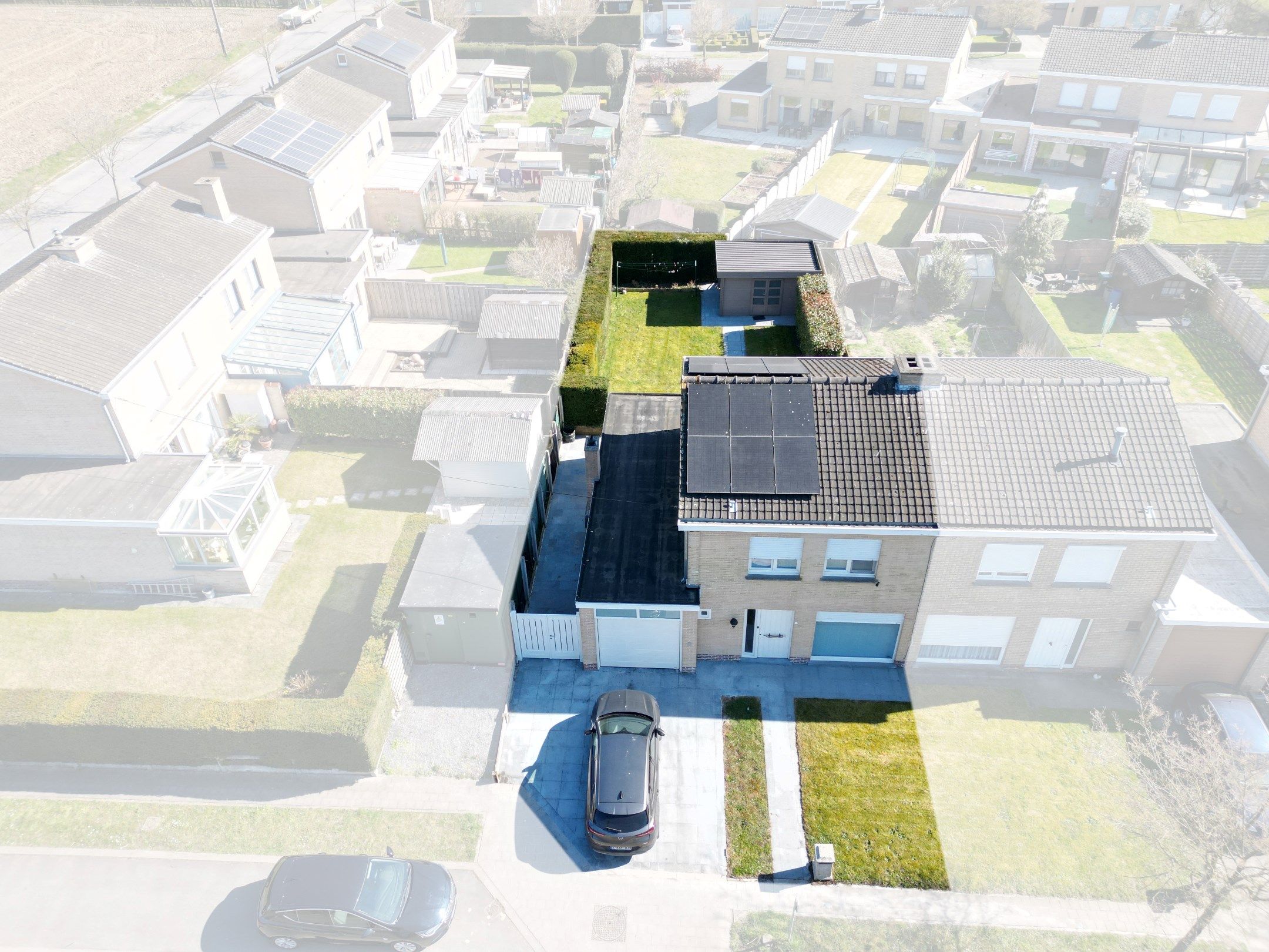 KNUSSE HOB MET TUIN EN GARAGE foto {{pictureIndex}}