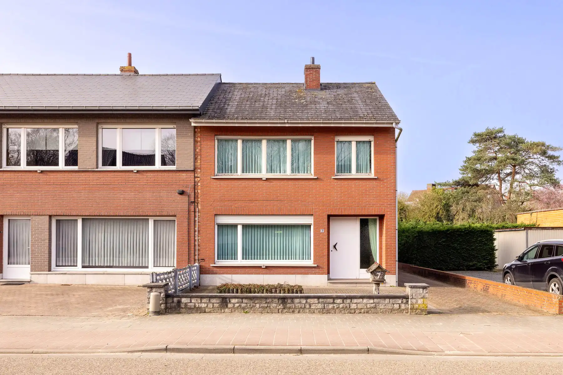 Hoofdfoto van de publicatie: Te renoveren halfopen woning met 3 slp, garage en tuin.