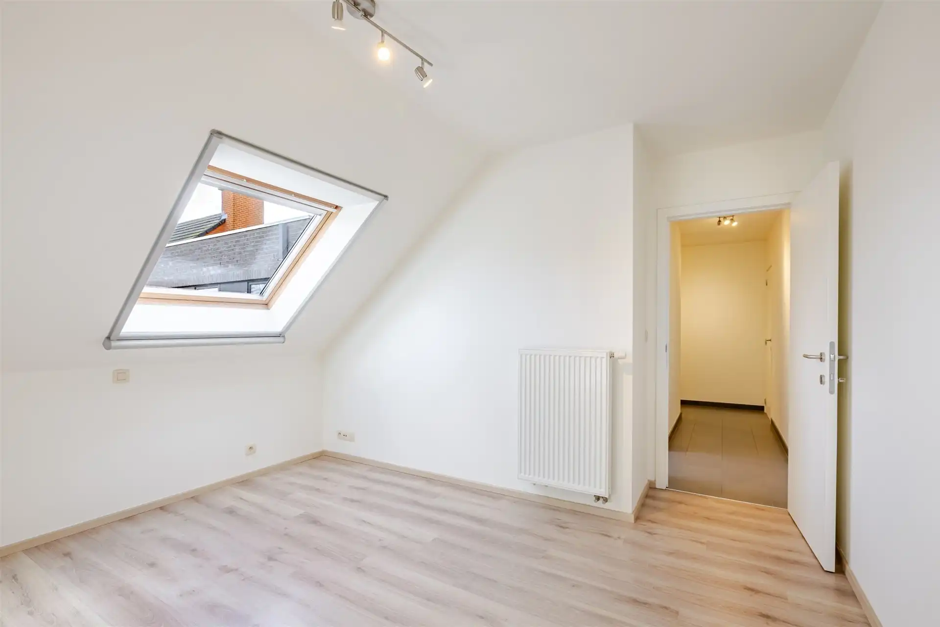 Instapklaar appartement met garagebox, centrum Laarne! foto 15