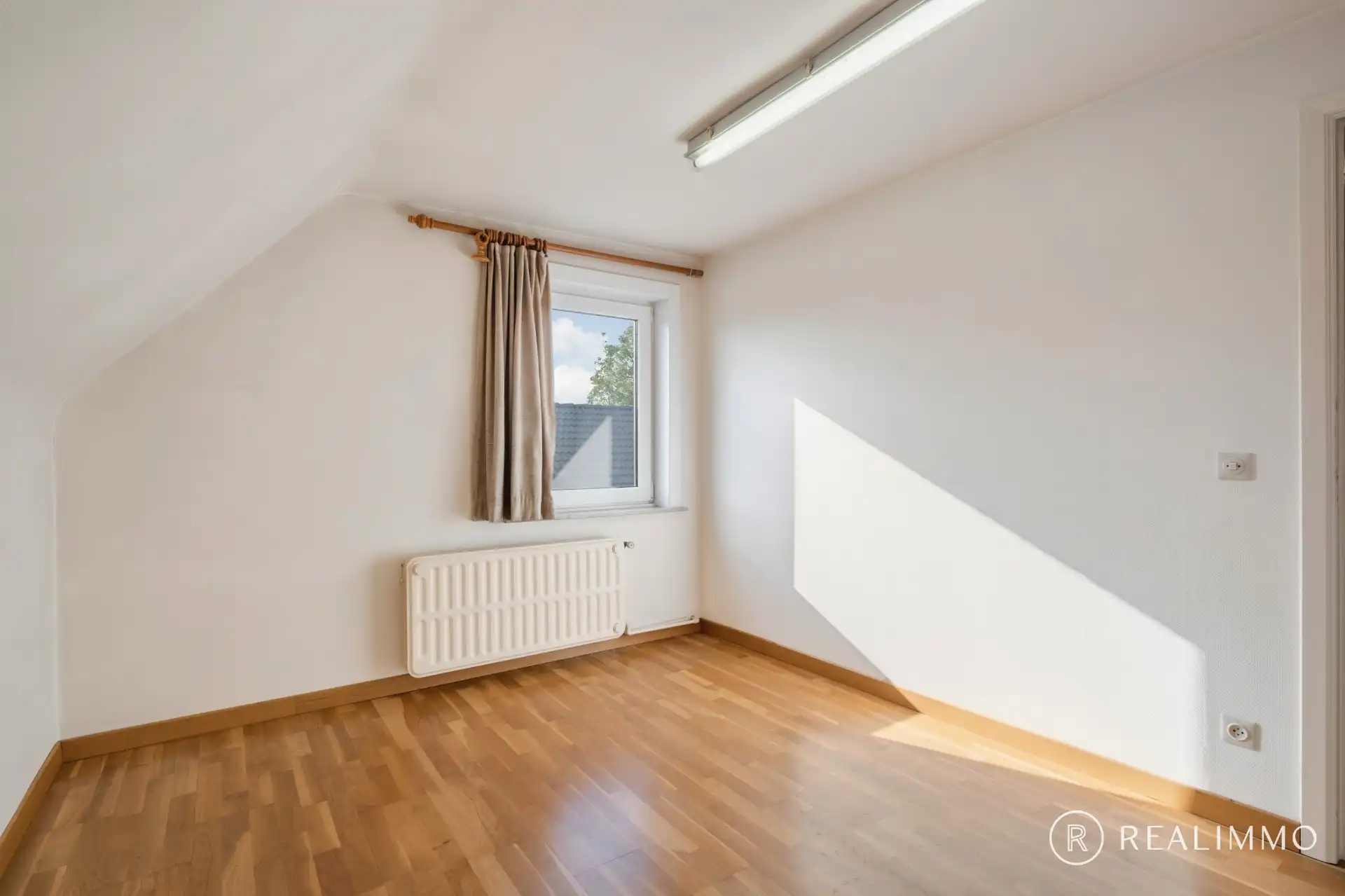 Ruime half open woning met 4 slaapkamers in een rustige woonwijk foto 14