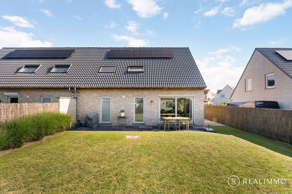 Recente gezinswoning in een rustige wijk! foto 2