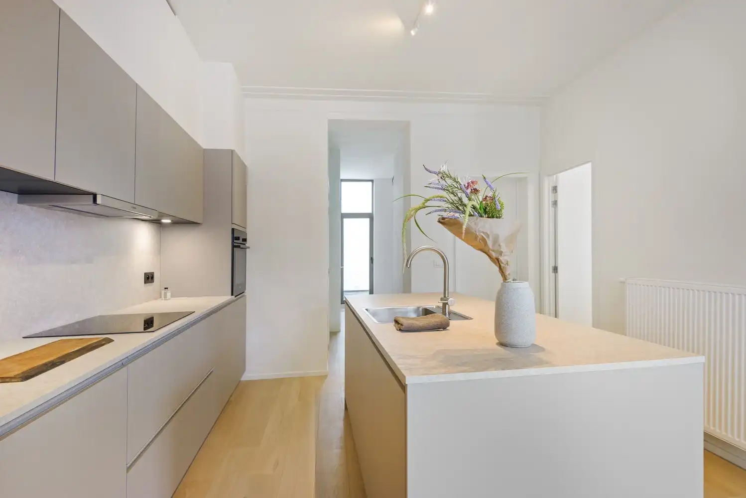Gerenoveerd appartement met 2 slaapkamers , buitenruimte en groen zicht foto 4