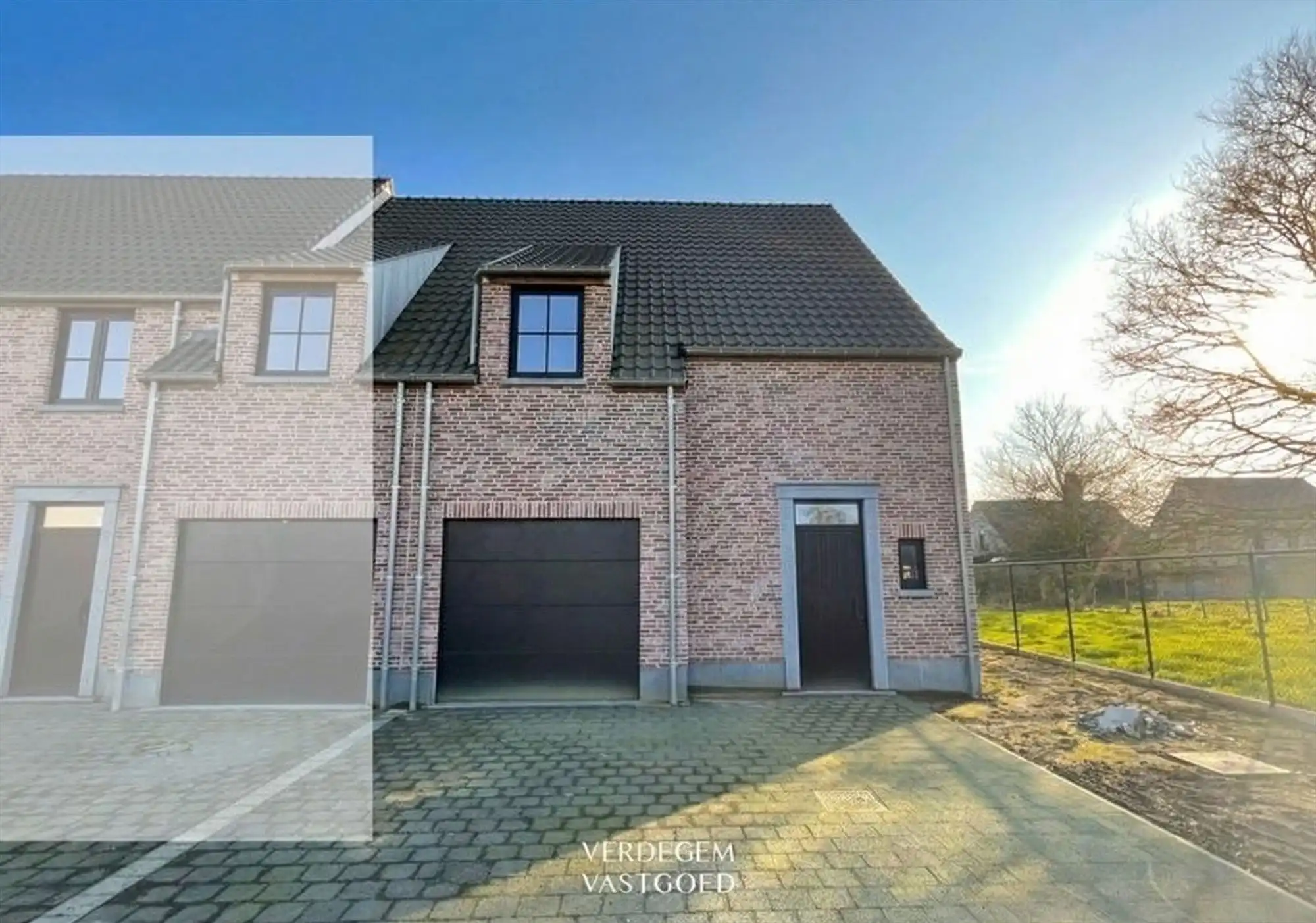Prachtige halfopen woning in landelijke stijl met 4 slaapkamers in rustig woonerf foto {{pictureIndex}}