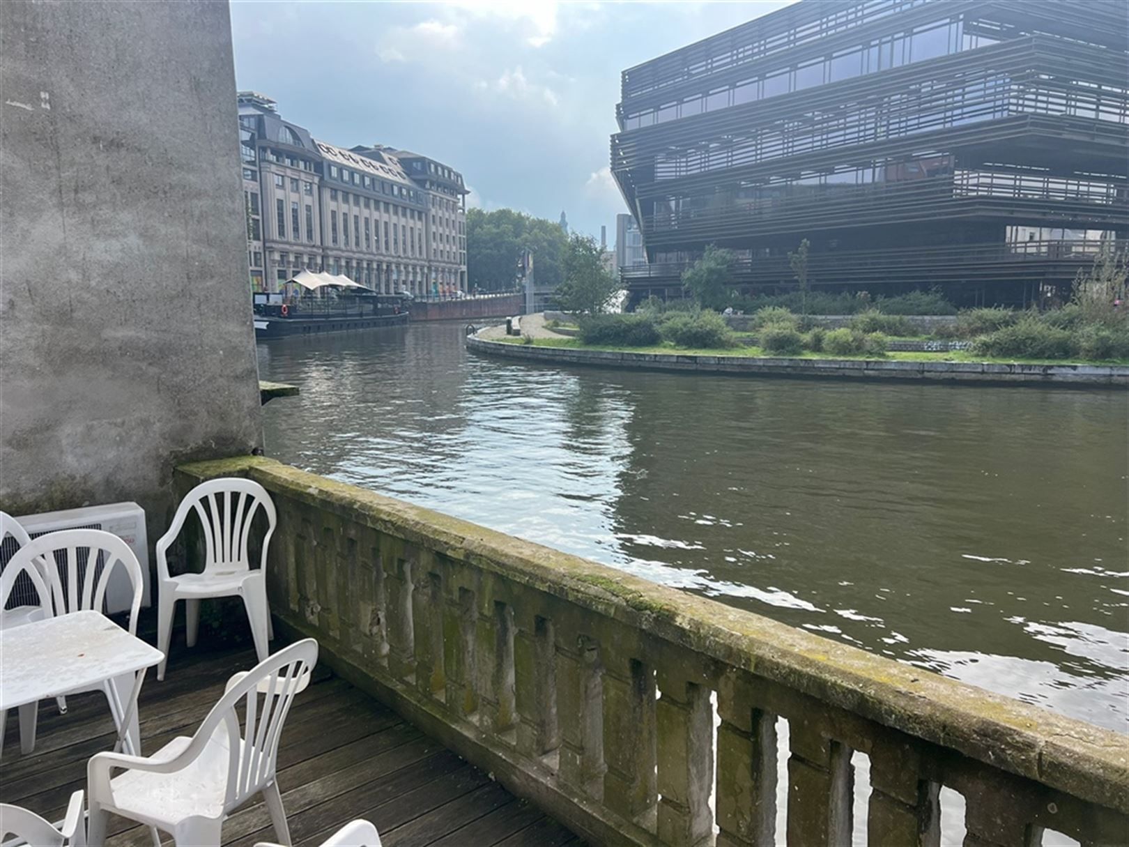 Instapklaar kantoor op de Brabantsdam met terras aan het water foto 2