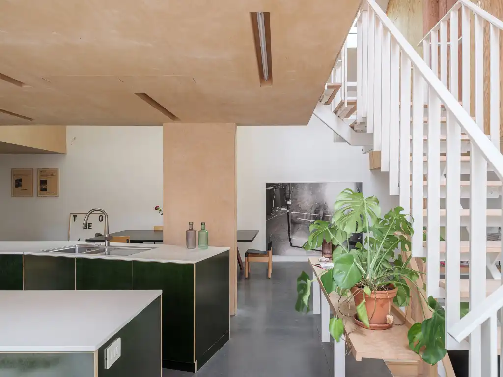 Uniek vastgoed! Exclusieve en creatieve site met twee kantoorruimtes, een polyvalent handelspand, een short-staystudio en een bijzonder architecturale split-levelwoning met ruime tuin, op een boogscheut van het stadscentrum. foto 14