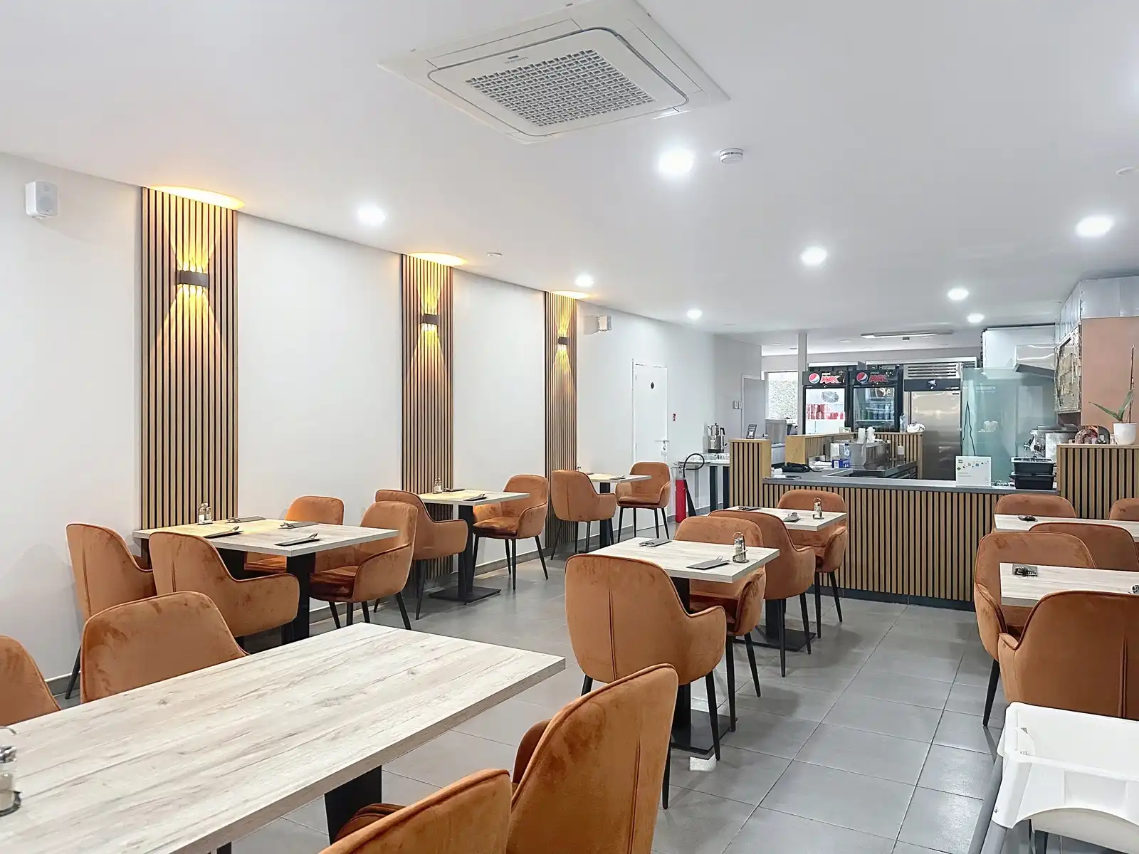 Commercieel pand in winkelcentrum Aartselaar foto 2