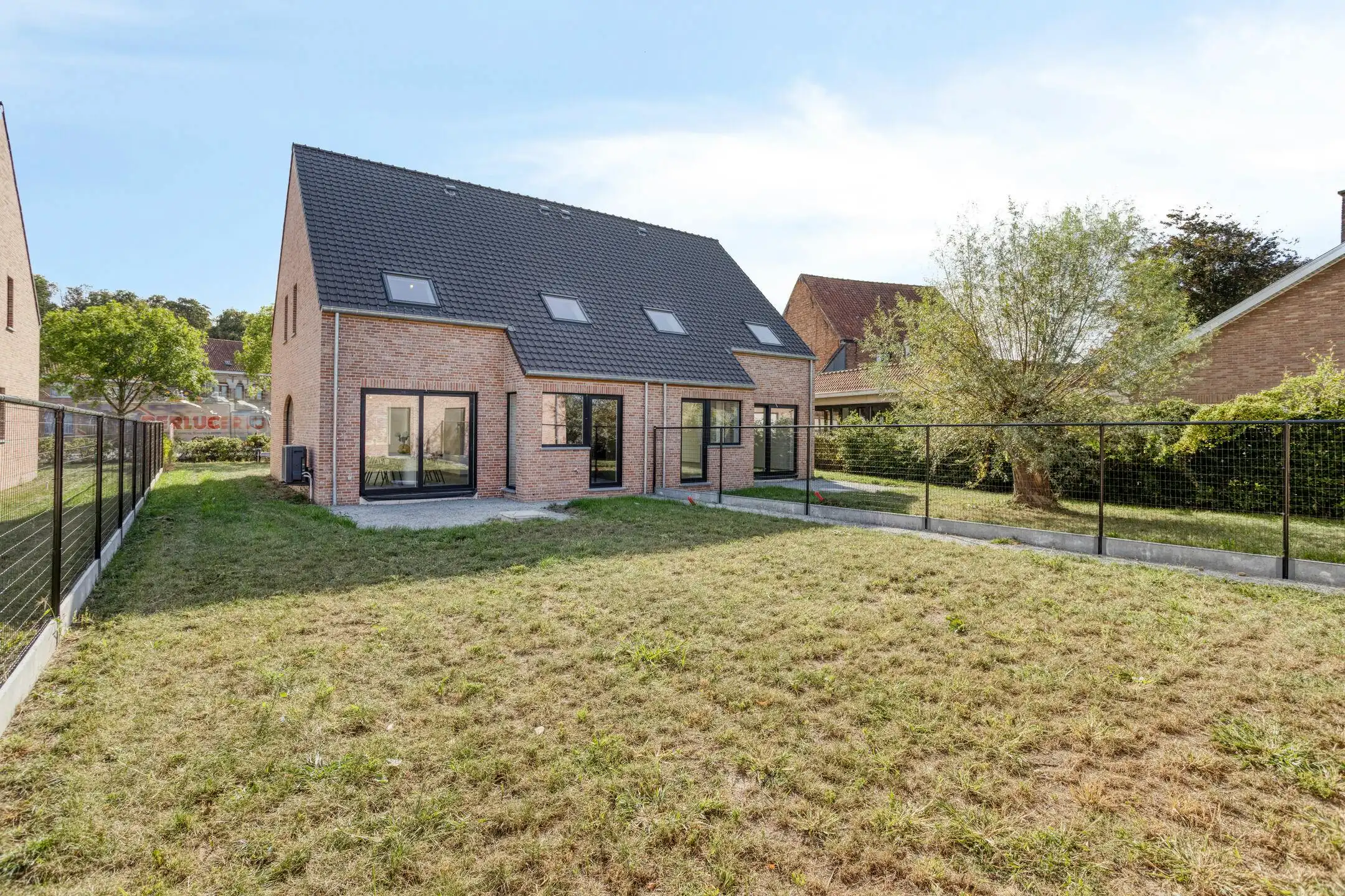 Huis te koop in Elverdinge met 3 kamers en dubbele garage foto {{pictureIndex}}