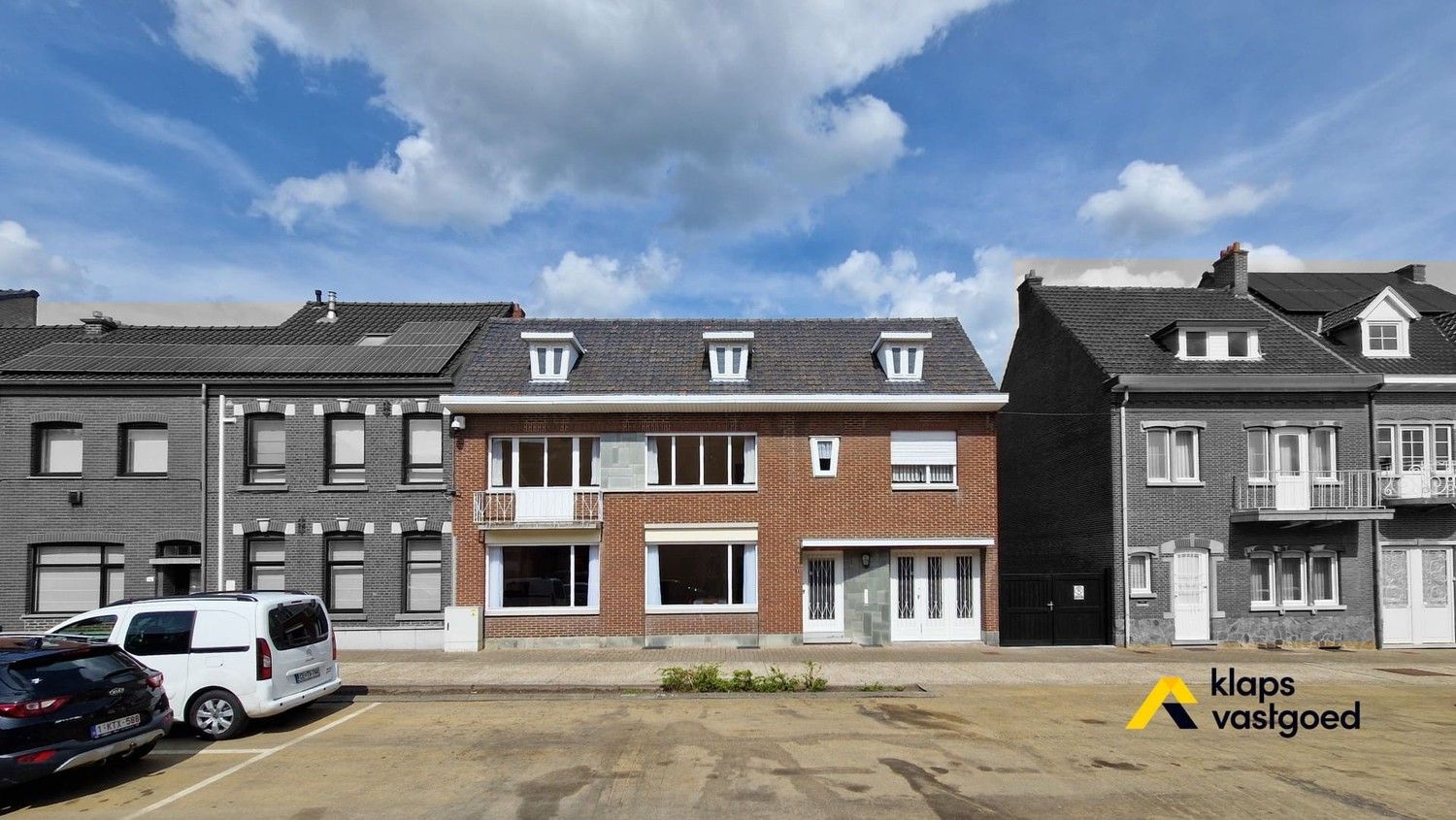 Ruime eengezinswoning met 4 slaapkamers in het centrum van Bree. foto 2