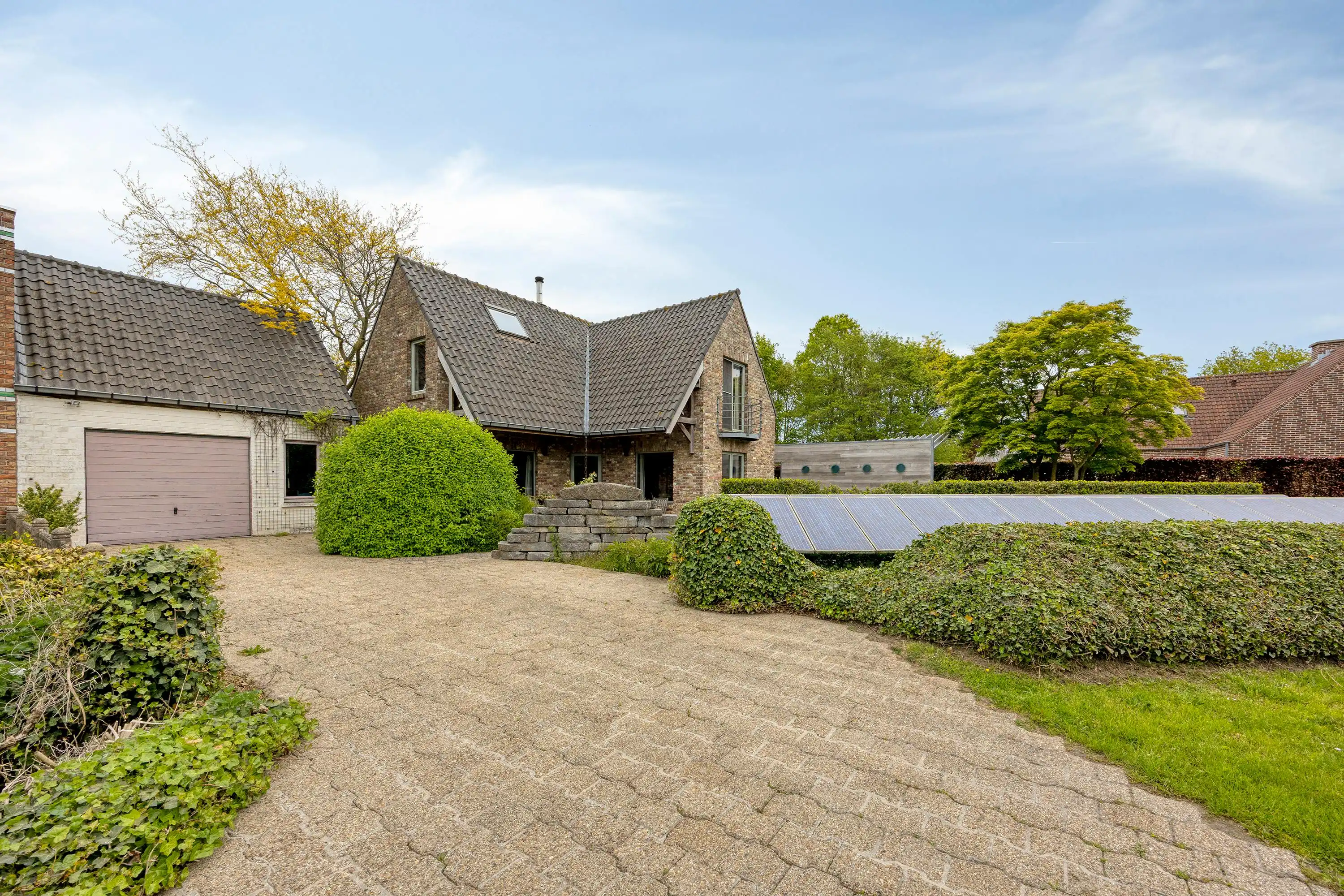 Vrijstaand huis met bijgebouw op perceel van 4012m² te Moerkerke foto {{pictureIndex}}