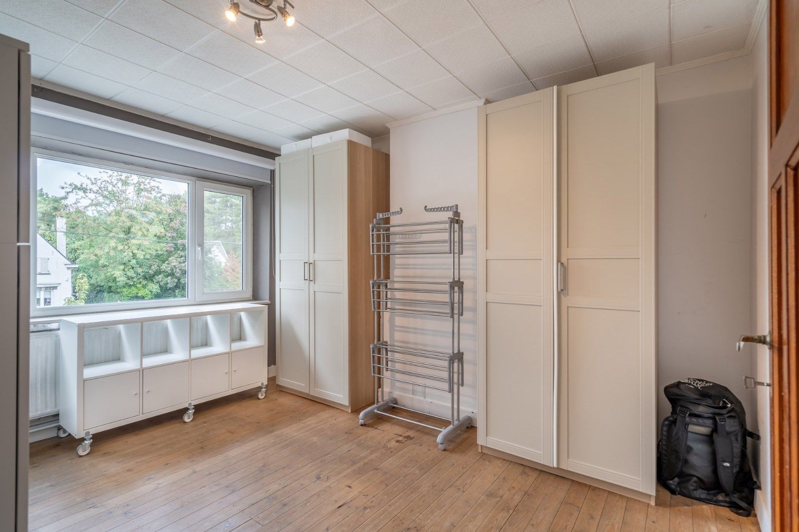 Gerenoveerde halfvrijstaande woning met bijzonder veel karakter, op 4a 99ca vlakbij het centrum van Genk.  foto 21