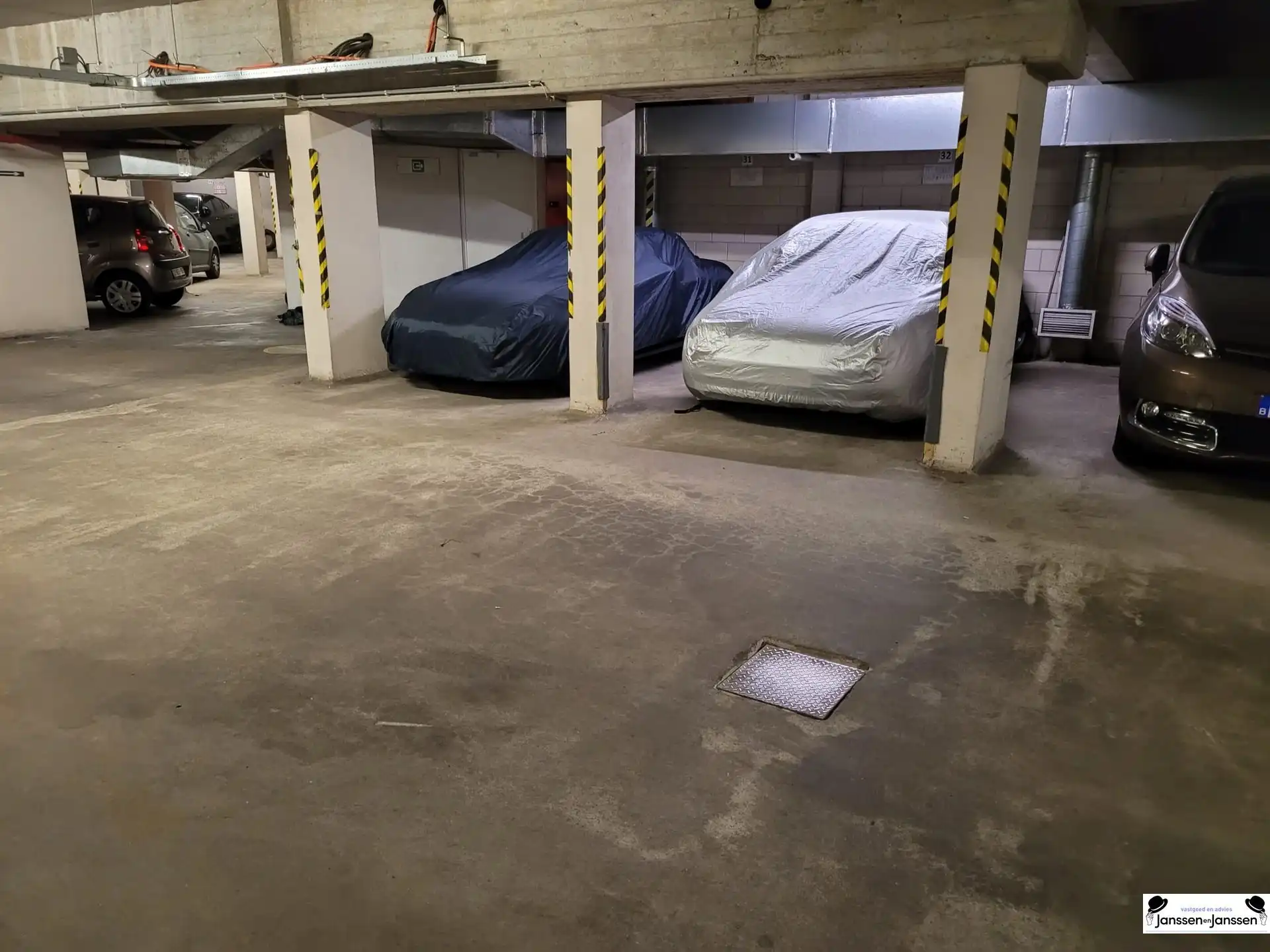 Overdekte autostaanplaats te Bredabaan Brasschaat foto {{pictureIndex}}