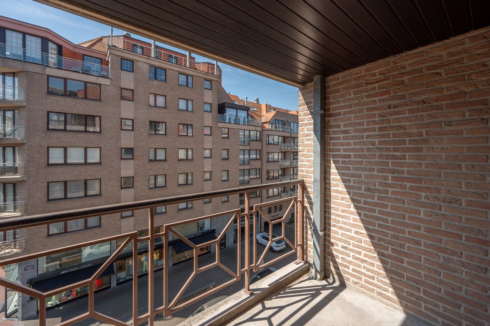 Prachtig gerenoveerd hoekappartement in centrum Knokke vlakbij de Zeedijk en het Van Bunnenplein  foto 4