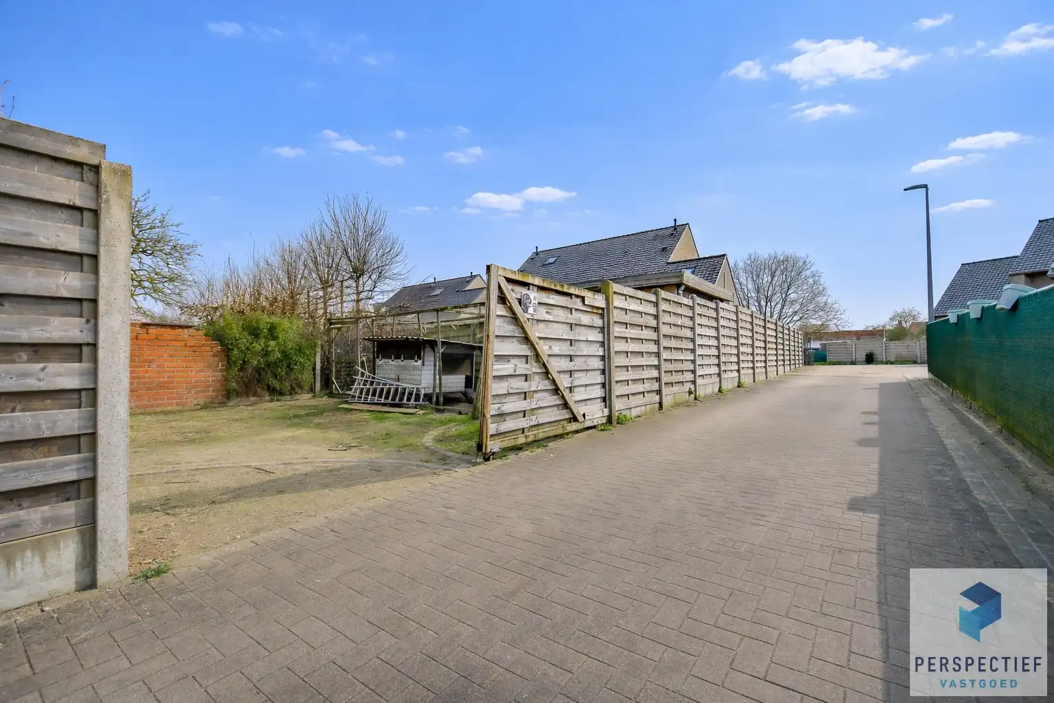 Rustig gelegen ruime halfopen woning met uitweg & bijgebouw/garage foto 2