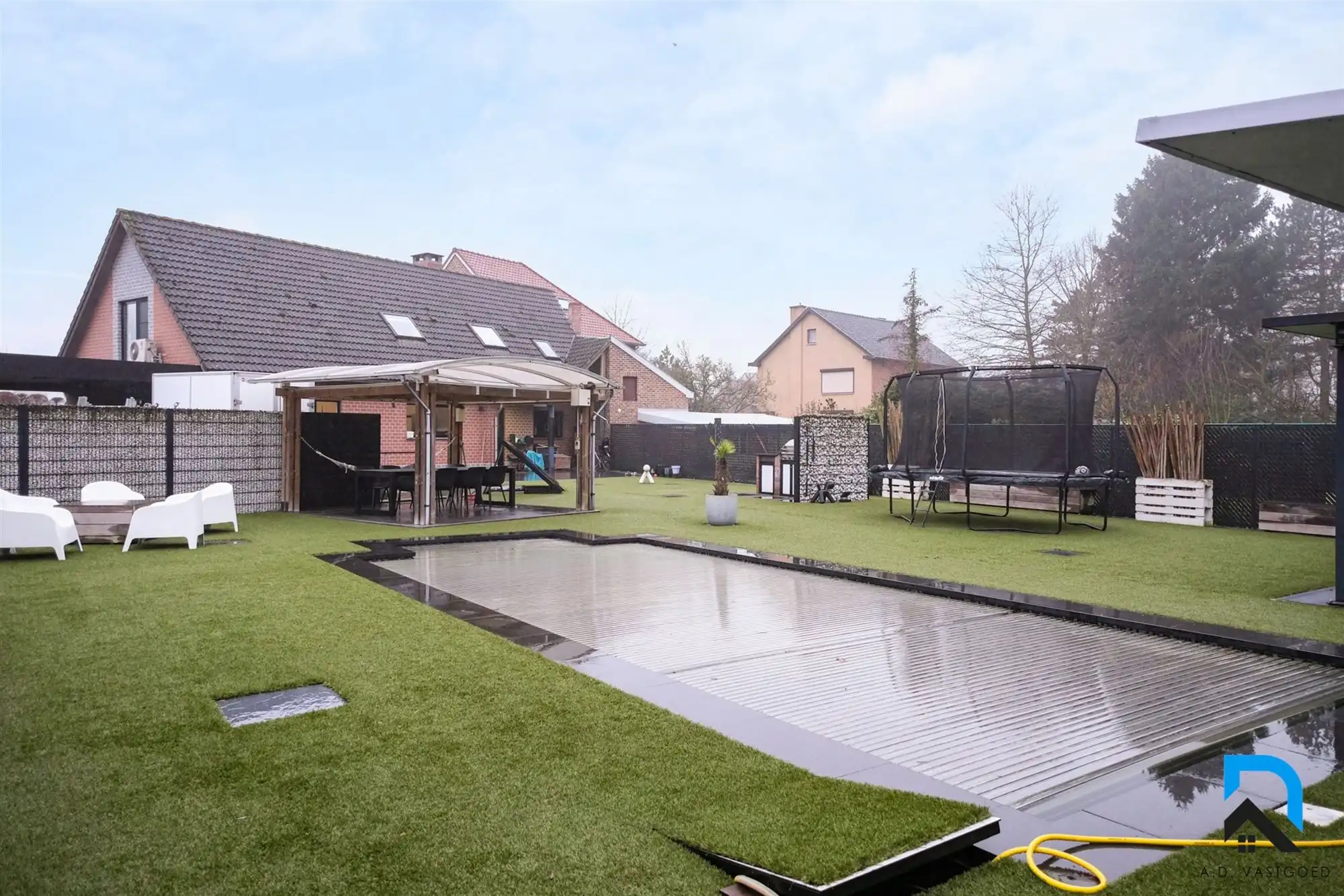 Ruime woning met prachtige tuin foto 35