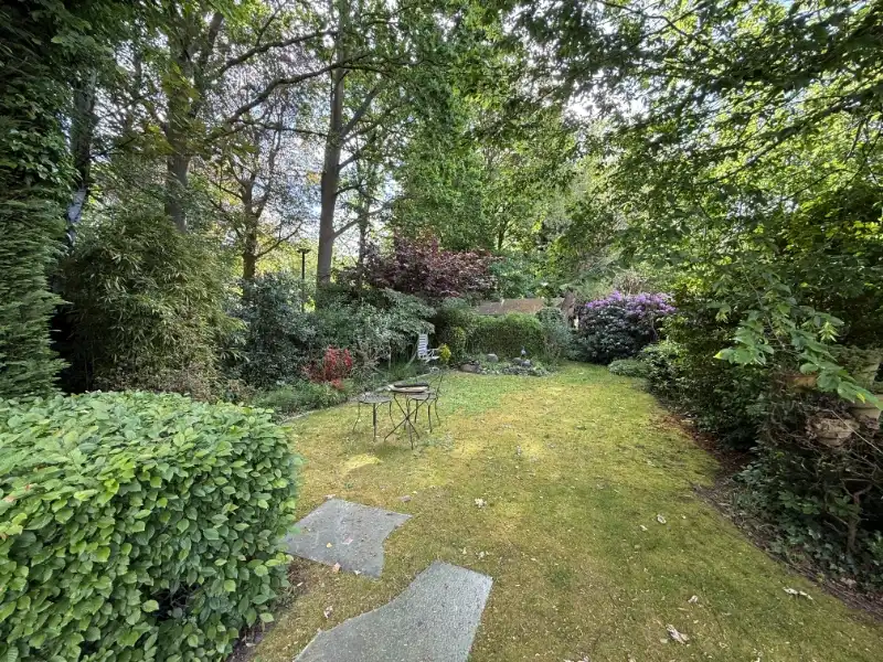 Ruime woning met kantoor en prachtige tuin op toplocatie foto 3