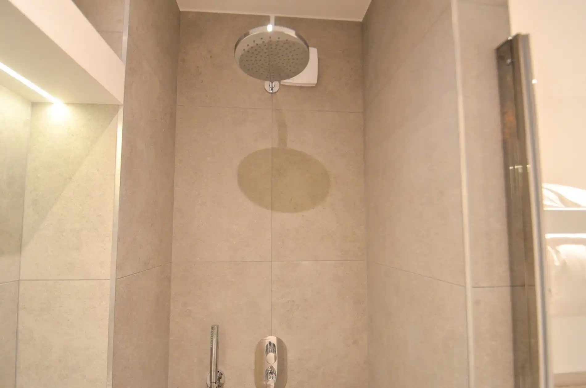 Tijdloos, recent volledig gerenoveerd appartement met zijdelings zeezicht gelegen in het Zoute.  foto 22