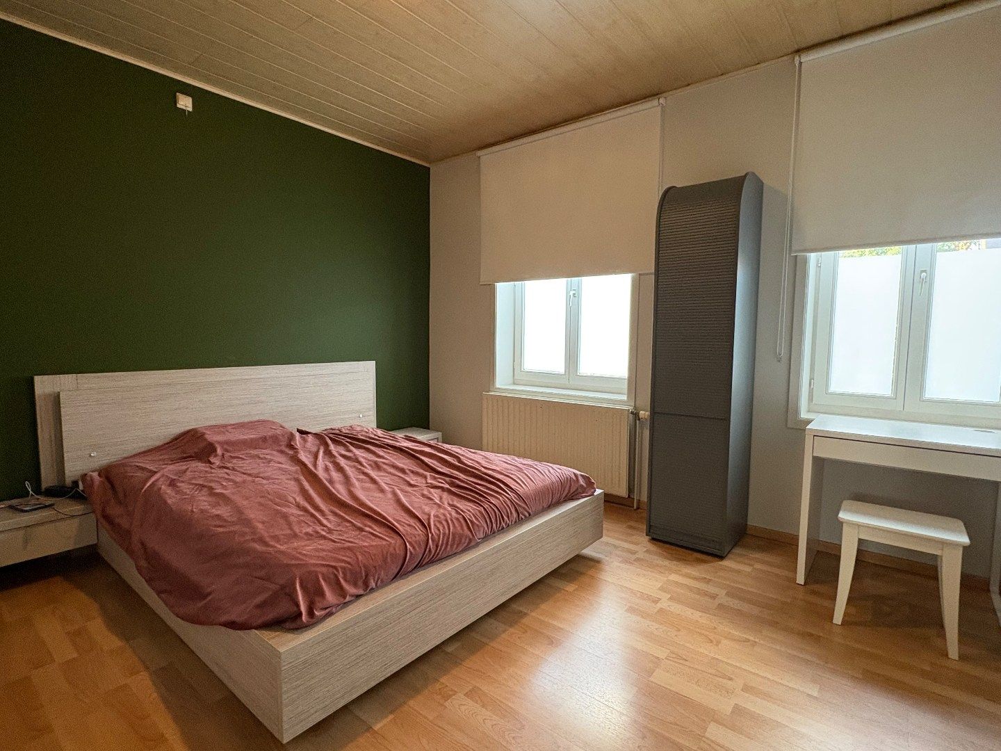 Woning met 2 slaapkamers, vernieuwde badkamer en inpandige garage te huur in Harelbeke  foto 6