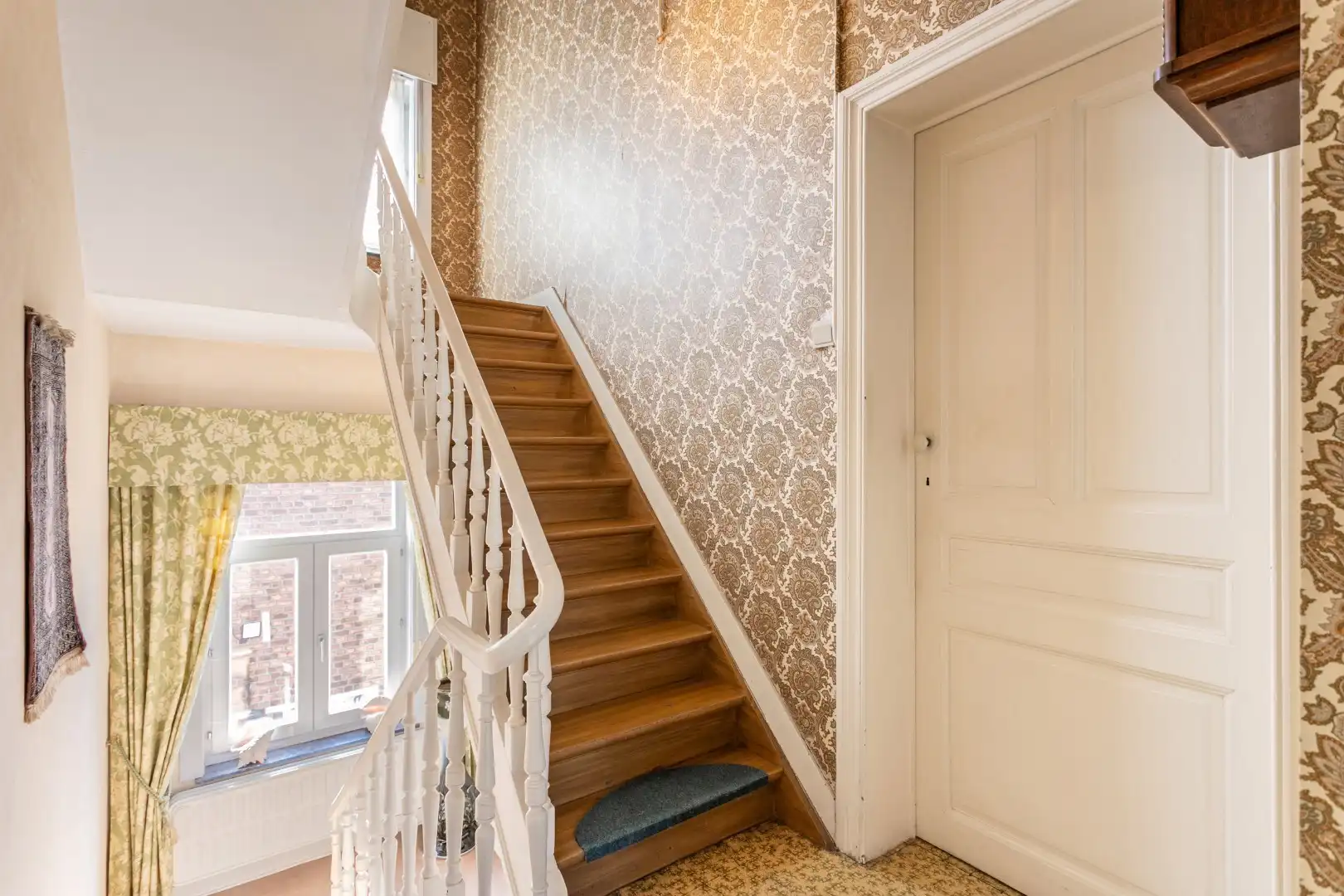 Karaktervol, te renoveren herenhuis met enorm potentieel te Gooik foto 14