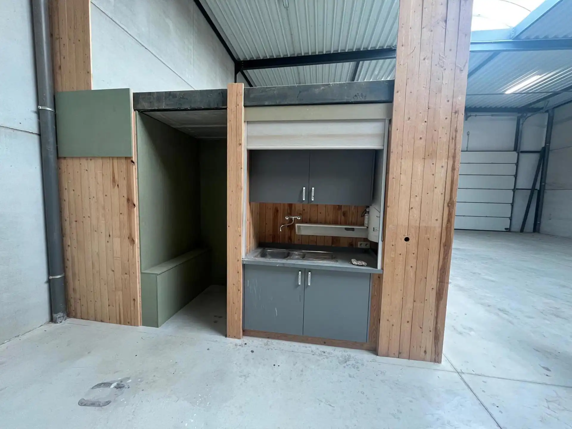 Magazijn 342m² met kantoor 54m² te Ranst foto 5